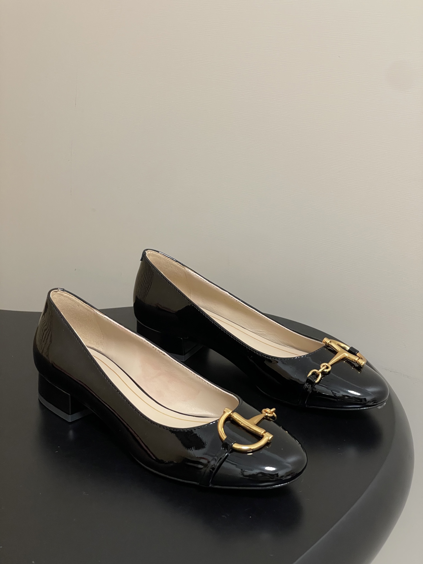NO:562032,- 25Ss Early Autumn New Gucci Big D Half Horsebit Mary Jane Shoes Patent Leather Ballet Shoes Low-Heel Single Shoes 2025 Autumn and Winter Series, this women's ballet flat is made of glossy patent leather and reinterprets the classic silhouette with the brand's iconic elements. The gold-toned half horsebit detail adds elegance and pays homage to the brand's equestrian heritage through a contemporary perspective. Original open-molded metal hardware buckle Upper cowhide/cow patent leather Lining sheepskin  The sole is Italian genuine leather, the heel height is 2.5cm, the size is 35-39 (40.41.42 is custom-made and cannot be returned or exchanged), with the latest Ancora red packaging at the counter, single shoes, gucci, gucci, mary jane, cowhide, sheepskin, Leather soles19860909- 25Ss早秋新款Gucci古驰大D半马衔扣玛丽珍鞋漆皮芭蕾舞鞋低跟单鞋 2025秋冬系列,这款女士芭蕾舞平底采用光泽感漆皮匠心打造,以品牌标志性元素焕新诠释经典廓形.金色调半马衔扣细节增添雅致风范,透过当代视角致敬品牌马术传承. 原版开模金属五金扣 鞋面牛皮/牛漆皮 内里垫脚羊皮 鞋底意大利真皮大底 跟高2.5cm 码数35-39（40.41.42定做不退换） 配专柜最新安可拉红色包装,单鞋,gucci,gucci,mary jane,cowhide,sheepskin,Leather soles,Women's Shoes