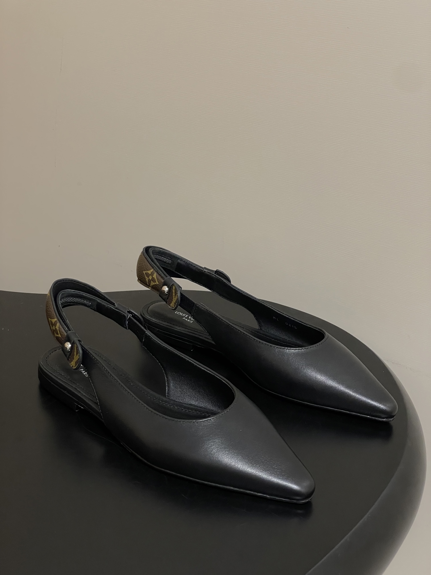 NO:562490,- 25ss new summer style LOUIS VUITTON Louis Vuitton LV LEGACY slingback high-heeled sandals pointed-toe cat-heeled high-heeled sandals. This Legacy sling-heeled high-heeled shoe is made of smooth cow leather and continues the traditional construction design, highlighting the heritage theme of Louis Vuitton's 2025 spring and summer show. The soft pointed toe and kitten heel reveal an elegant style, and the Monogram canvas back strap recalls the hard box handle element. The restrained elastic inlay allows for easy putting on and taking off.  Upper cowhide/presbyopia leather, inner padding sheepskin, sole Italian genuine leather outsole, heel height 9cm/6cm/flat bottom, size 35-41 (40.41 custom-made, non-returnable), high-heeled sandals, louis vuitton, louis vuitton, louis   vuitton,sandals,high heels,cowhide,sheepskin,Leather soles19860909- 25ss夏季新款 LOUIS VUITTON 路易威登 LV LEGACY 露跟高跟鞋后空凉鞋尖头猫跟高跟凉鞋 本款 Legacy 露跟高跟鞋以光滑牛皮革延续传统构型设计,点明路易威登 2025春夏秀场的传承主题.柔婉尖头与小猫跟流露雅致格调, Monogram 帆布后带回溯硬箱手柄元素.内敛弹力嵌饰实现轻松穿脱. 鞋面牛皮/老花皮 内里垫脚羊皮 鞋底意大利真皮大底 跟高9cm/6cm/平底 码数35-41（40.41定做不退换）,高跟鞋凉鞋,louis vuitton,louis vuitton,louis vuitton,sandals,high heels,cowhide,sheepskin,Leather soles,Women's Shoes