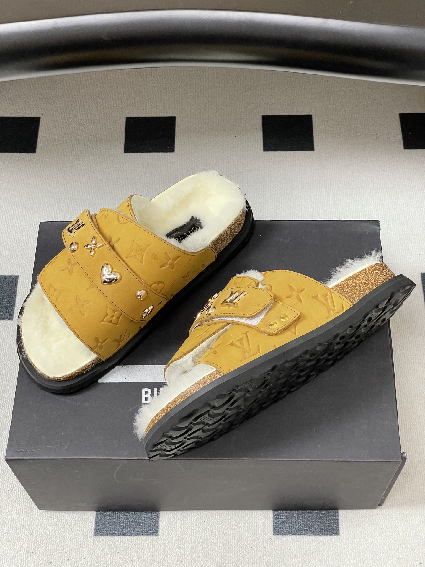 Louis Vuitton 最新 Louis Vuitton × BIRKENSTOCK联名羊毛拖鞋 合作款Boston两带软底拖鞋Lv 勃肯沙滩凉拖鞋