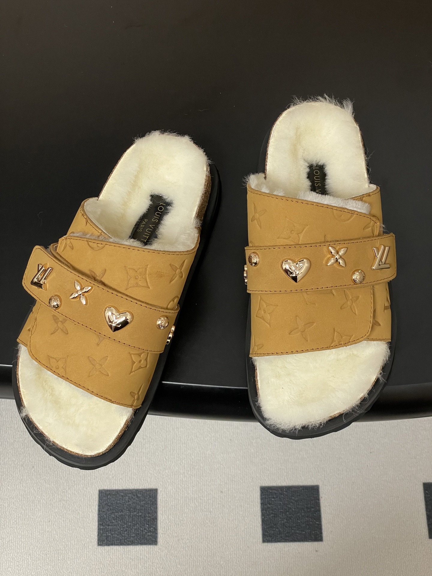 Louis Vuitton 最新 Louis Vuitton × BIRKENSTOCK联名羊毛拖鞋 合作款Boston两带软底拖鞋Lv 勃肯沙滩凉拖鞋