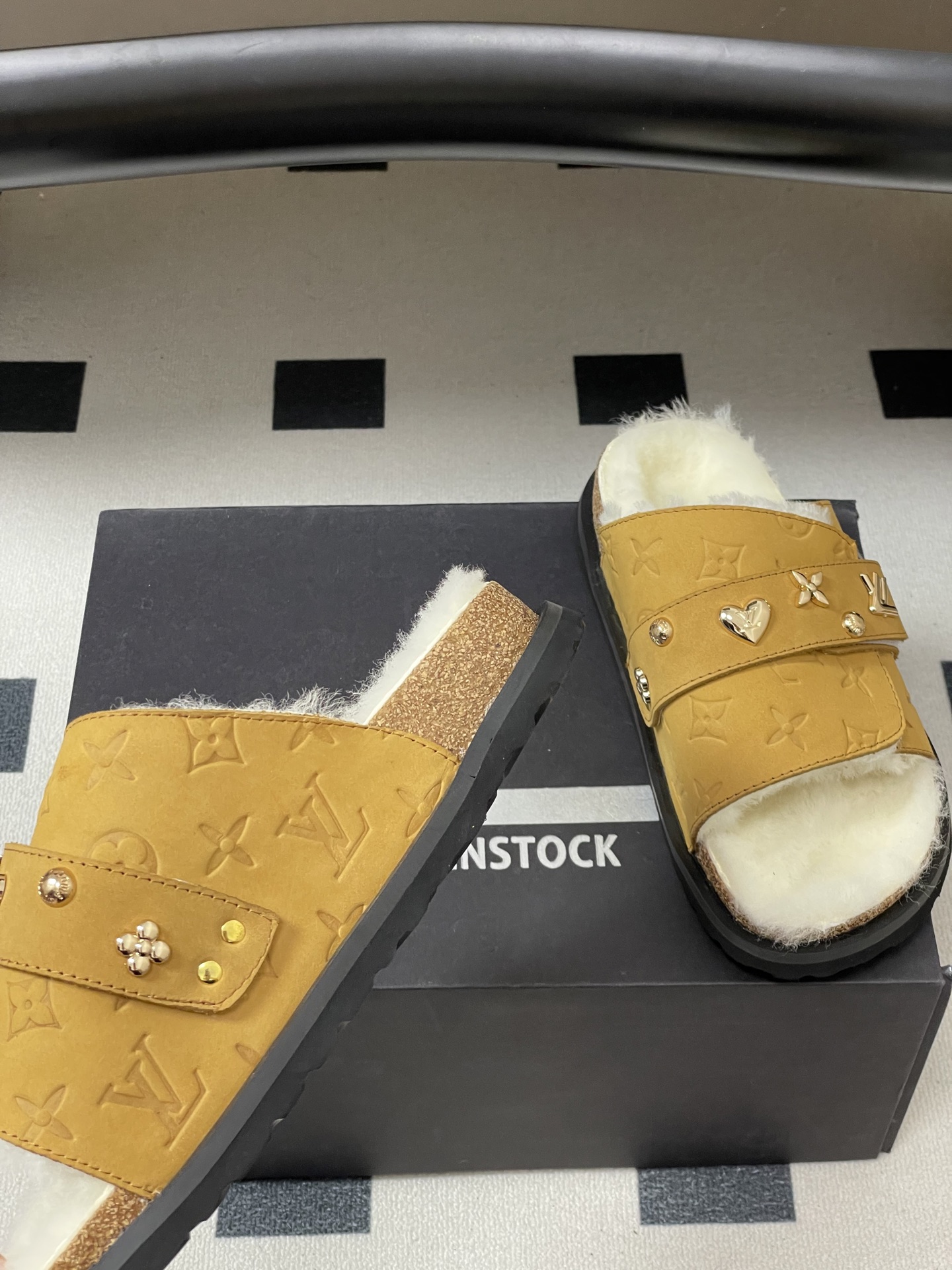 Louis Vuitton 最新 Louis Vuitton × BIRKENSTOCK联名羊毛拖鞋 合作款Boston两带软底拖鞋Lv 勃肯沙滩凉拖鞋