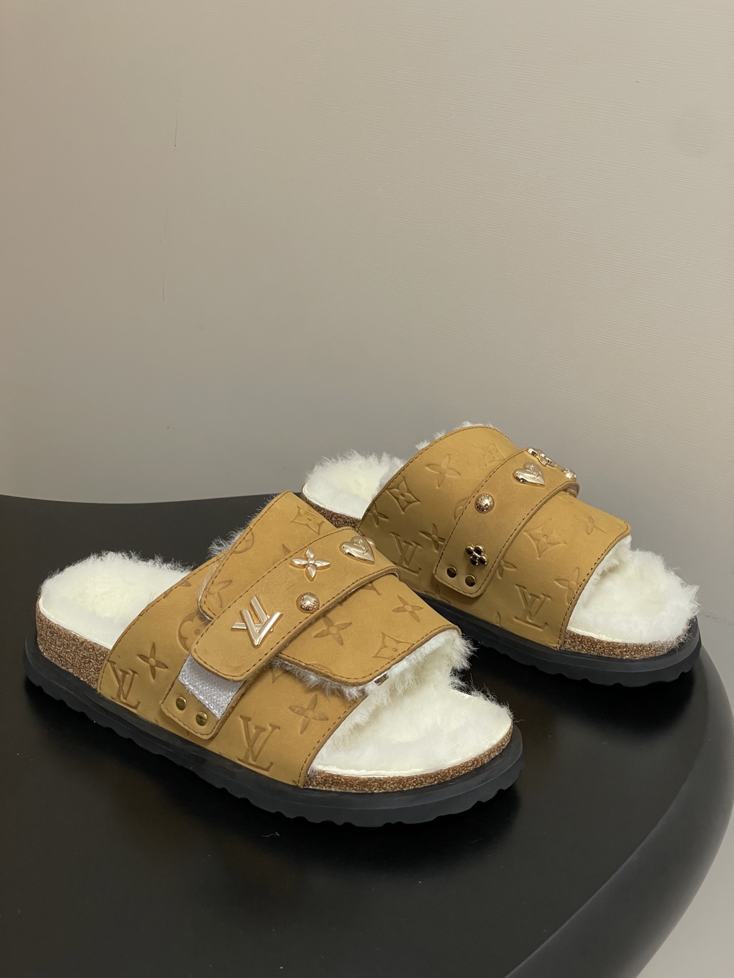 Louis Vuitton 最新 Louis Vuitton × BIRKENSTOCK联名羊毛拖鞋 合作款Boston两带软底拖鞋Lv 勃肯沙滩凉拖鞋