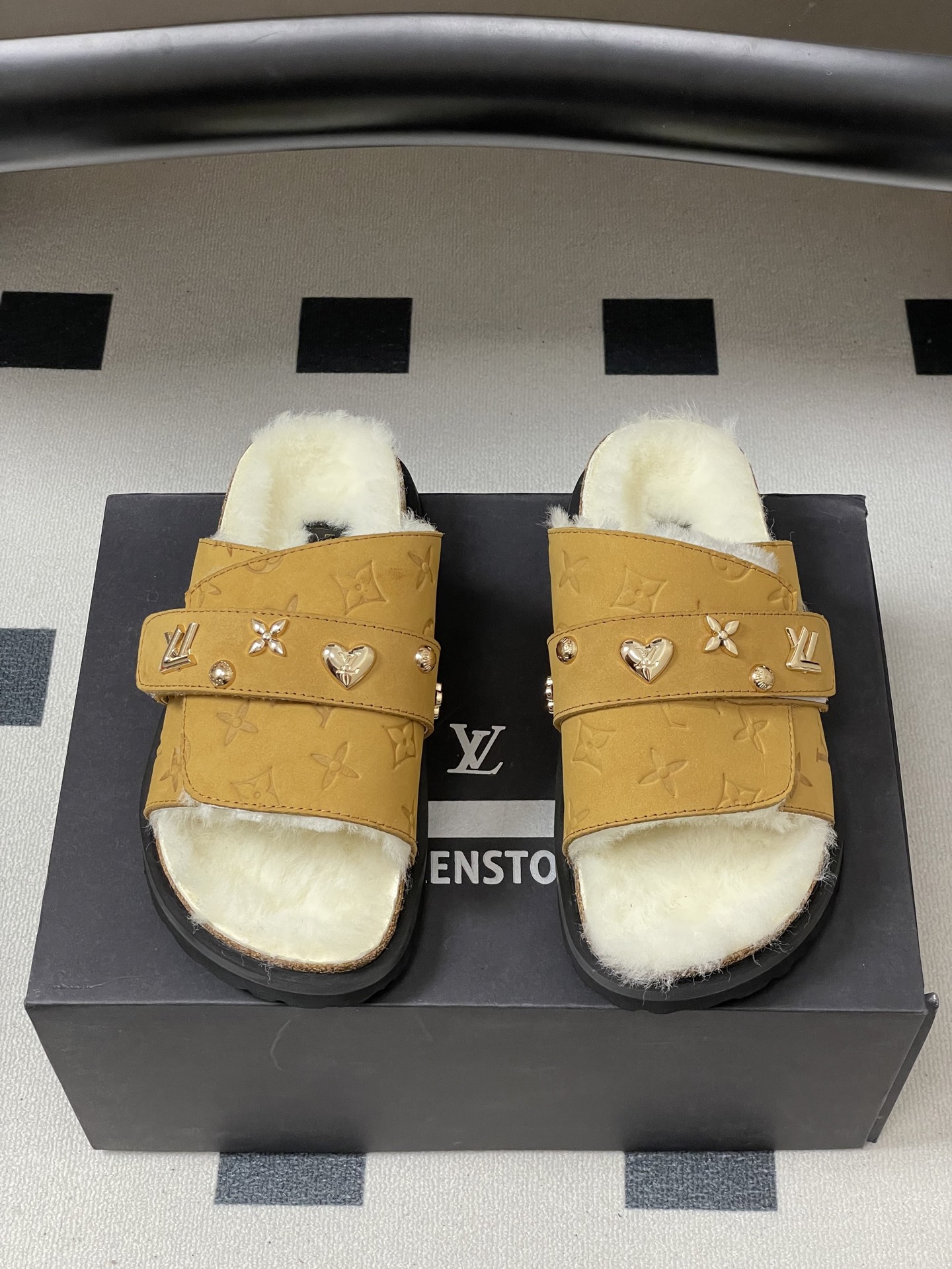 Louis Vuitton 最新 Louis Vuitton × BIRKENSTOCK联名羊毛拖鞋 合作款Boston两带软底拖鞋Lv 勃肯沙滩凉拖鞋