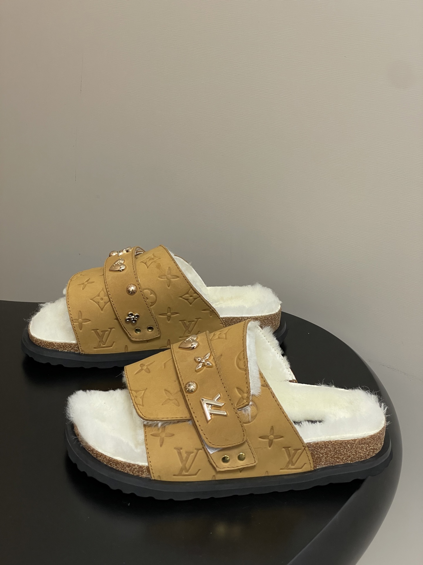 Louis Vuitton 最新 Louis Vuitton × BIRKENSTOCK联名羊毛拖鞋 合作款Boston两带软底拖鞋Lv 勃肯沙滩凉拖鞋