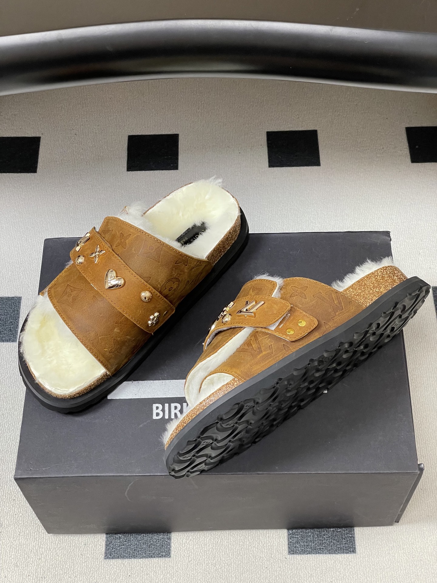 Louis Vuitton 最新 Louis Vuitton × BIRKENSTOCK联名羊毛拖鞋 合作款Boston两带软底拖鞋Lv 勃肯沙滩凉拖鞋