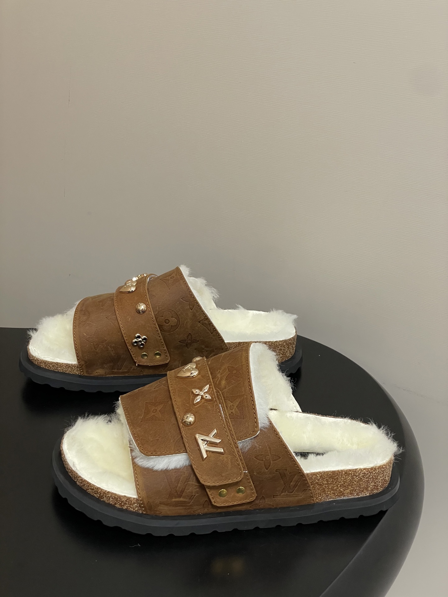 Louis Vuitton 最新 Louis Vuitton × BIRKENSTOCK联名羊毛拖鞋 合作款Boston两带软底拖鞋Lv 勃肯沙滩凉拖鞋