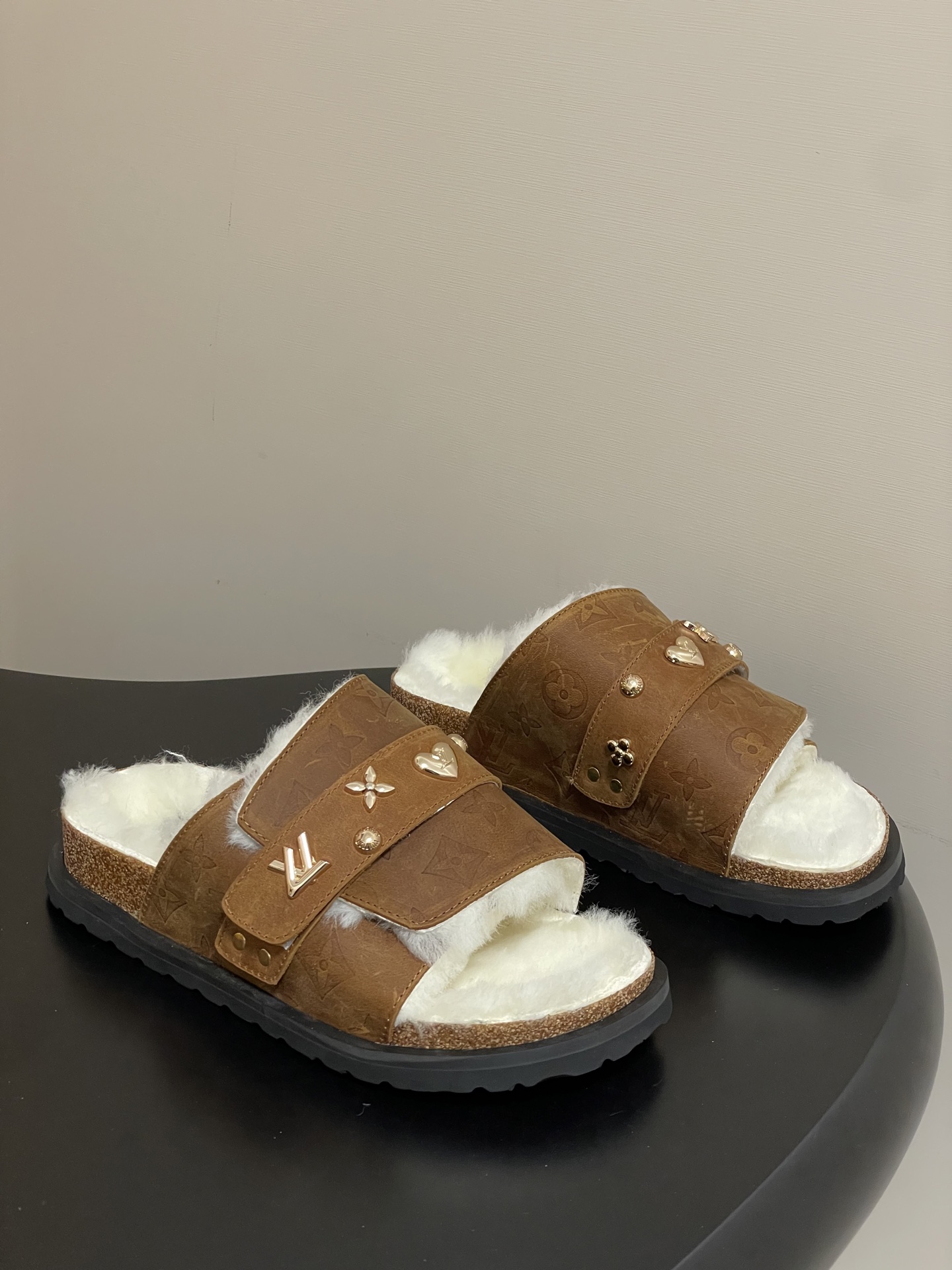 Louis Vuitton 最新 Louis Vuitton × BIRKENSTOCK联名羊毛拖鞋 合作款Boston两带软底拖鞋Lv 勃肯沙滩凉拖鞋