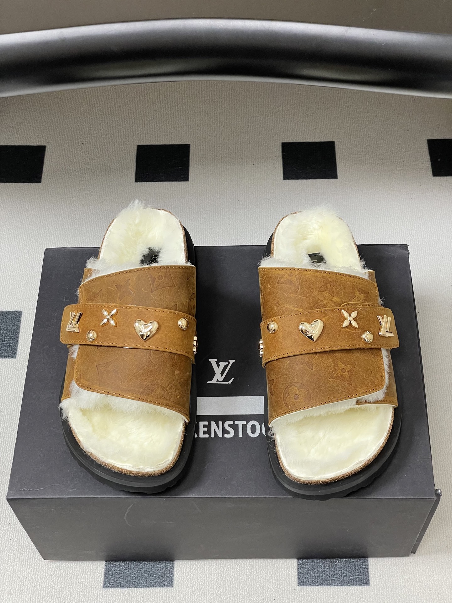 Louis Vuitton 最新 Louis Vuitton × BIRKENSTOCK联名羊毛拖鞋 合作款Boston两带软底拖鞋Lv 勃肯沙滩凉拖鞋
