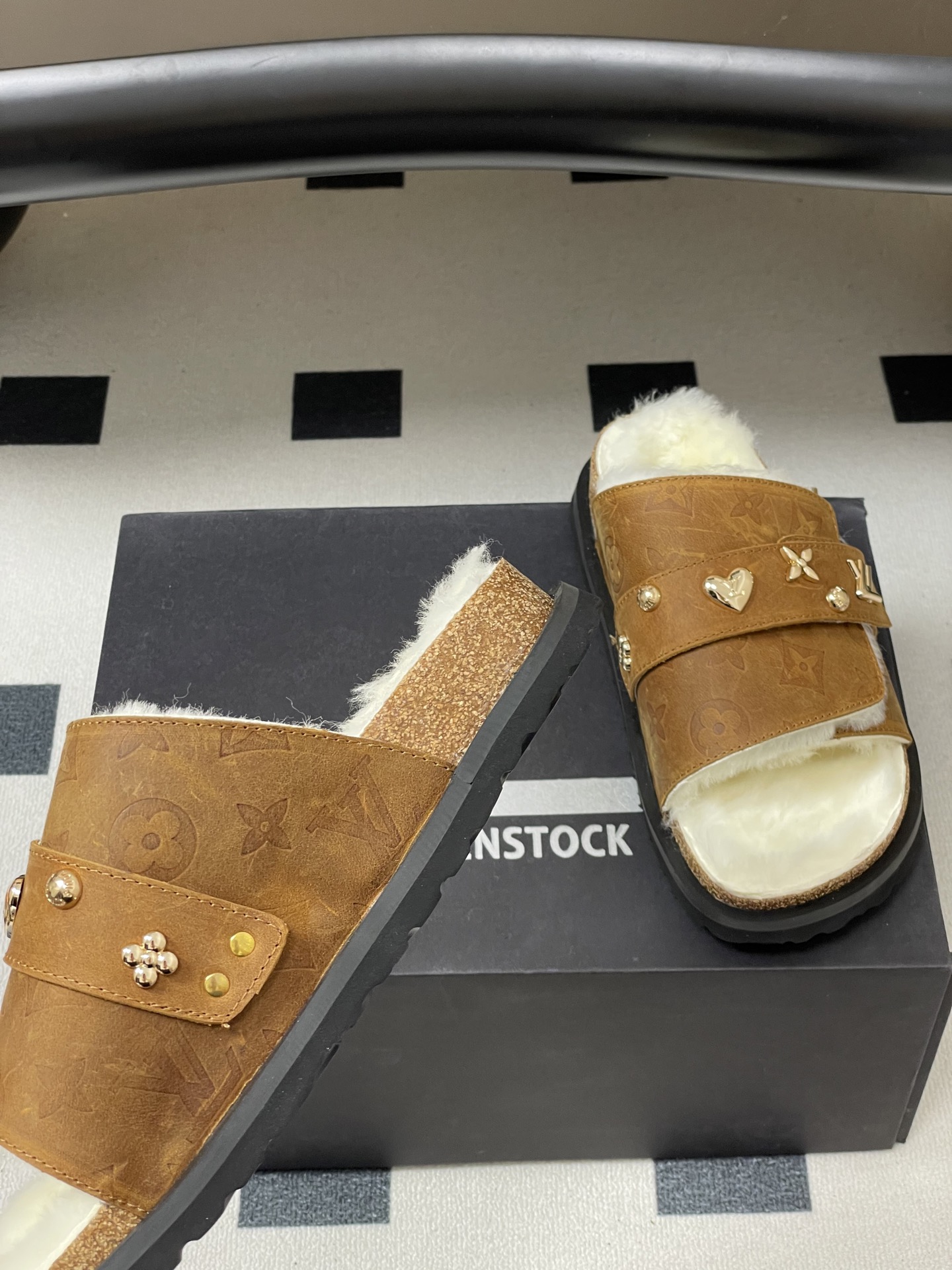 Louis Vuitton 最新 Louis Vuitton × BIRKENSTOCK联名羊毛拖鞋 合作款Boston两带软底拖鞋Lv 勃肯沙滩凉拖鞋