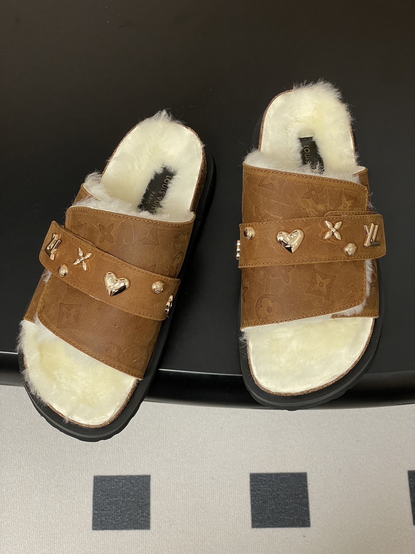 Louis Vuitton 最新 Louis Vuitton × BIRKENSTOCK联名羊毛拖鞋 合作款Boston两带软底拖鞋Lv 勃肯沙滩凉拖鞋