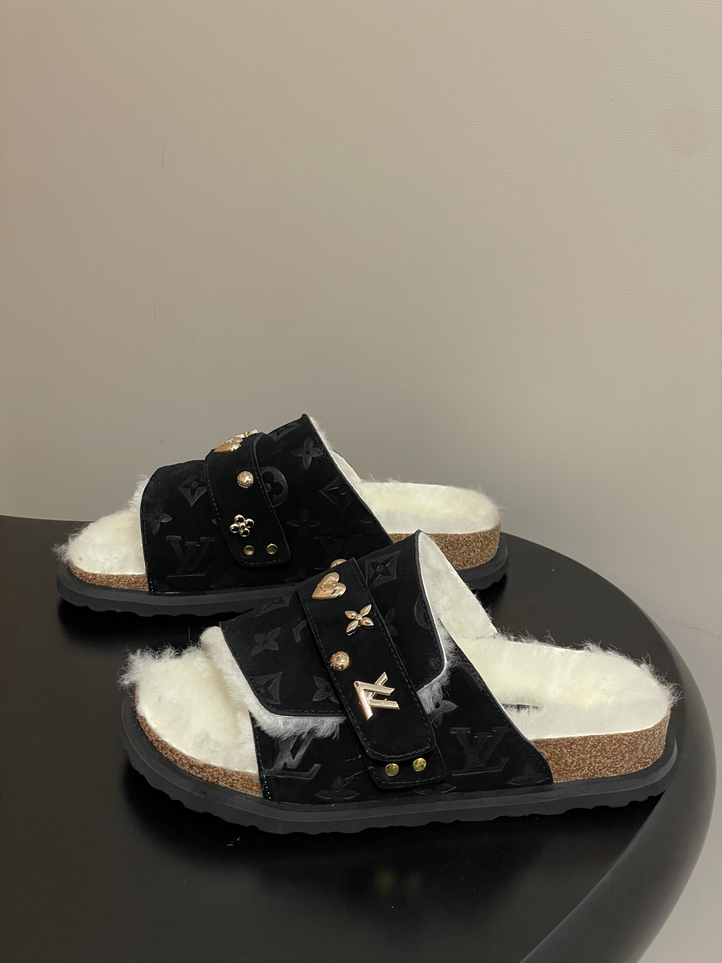 Louis Vuitton 最新 Louis Vuitton × BIRKENSTOCK联名羊毛拖鞋 合作款Boston两带软底拖鞋Lv 勃肯沙滩凉拖鞋