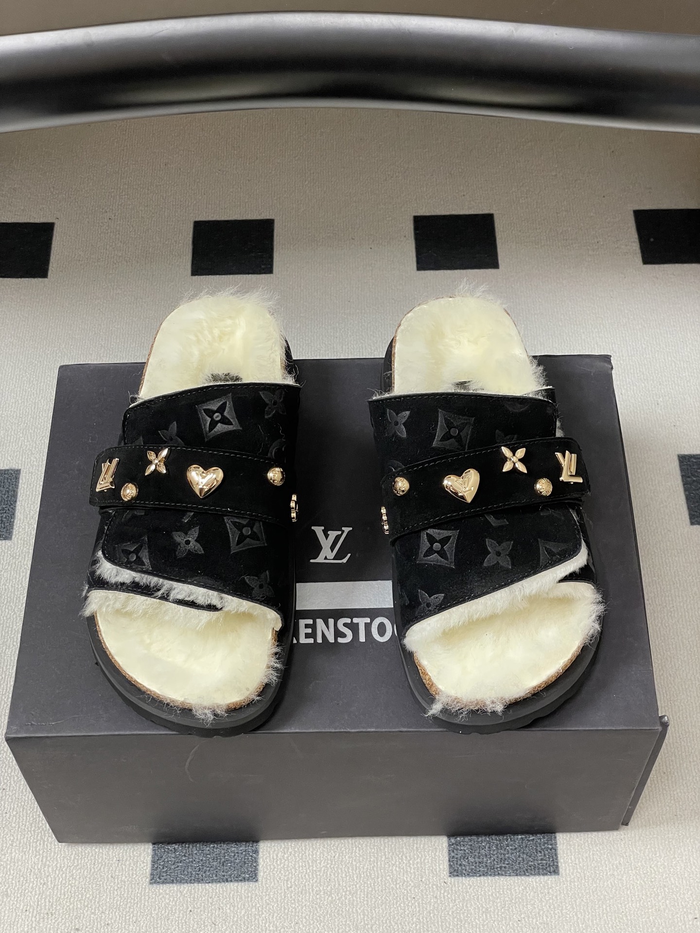 Louis Vuitton 最新 Louis Vuitton × BIRKENSTOCK联名羊毛拖鞋 合作款Boston两带软底拖鞋Lv 勃肯沙滩凉拖鞋