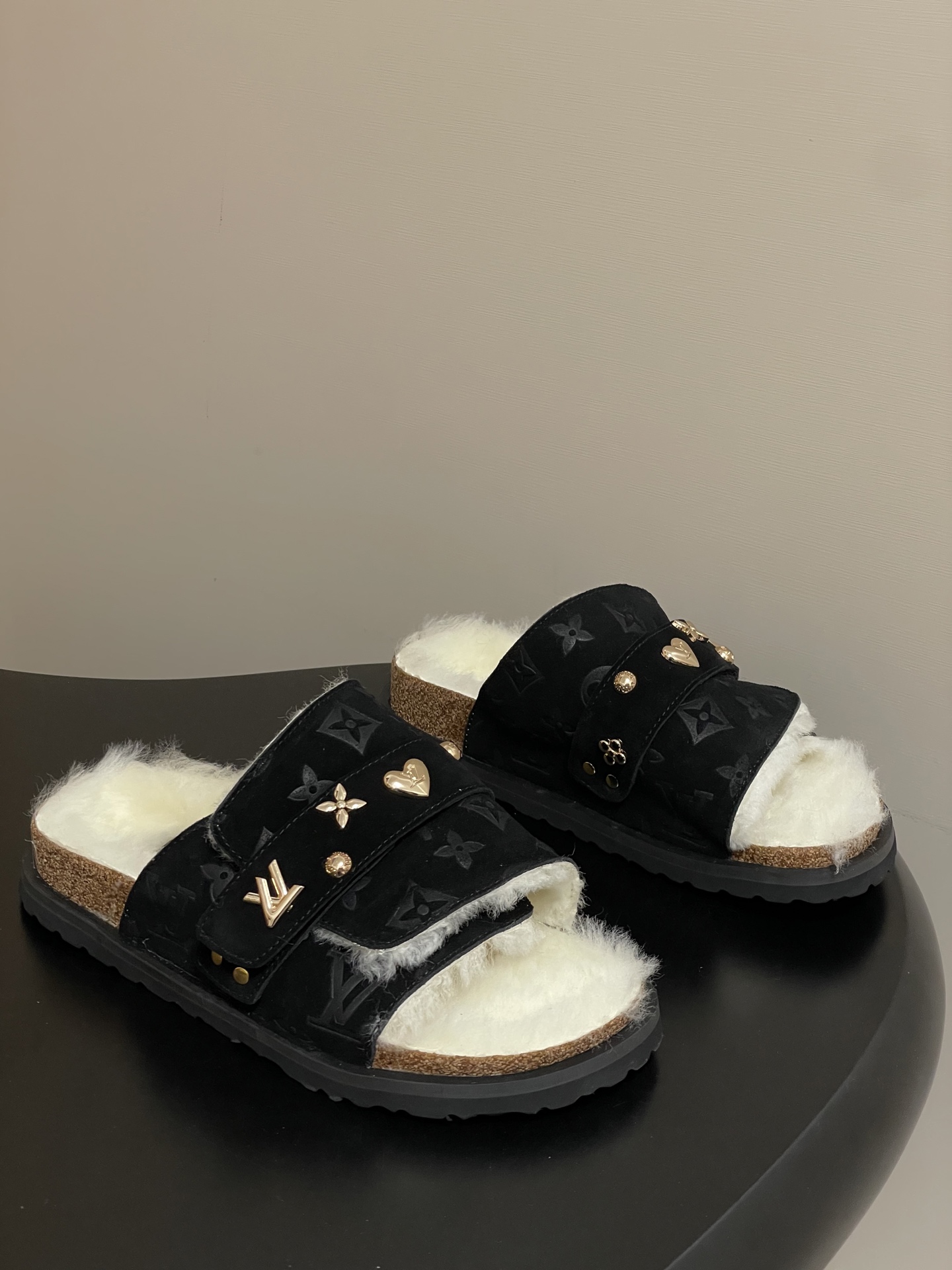 Louis Vuitton 最新 Louis Vuitton × BIRKENSTOCK联名羊毛拖鞋 合作款Boston两带软底拖鞋Lv 勃肯沙滩凉拖鞋
