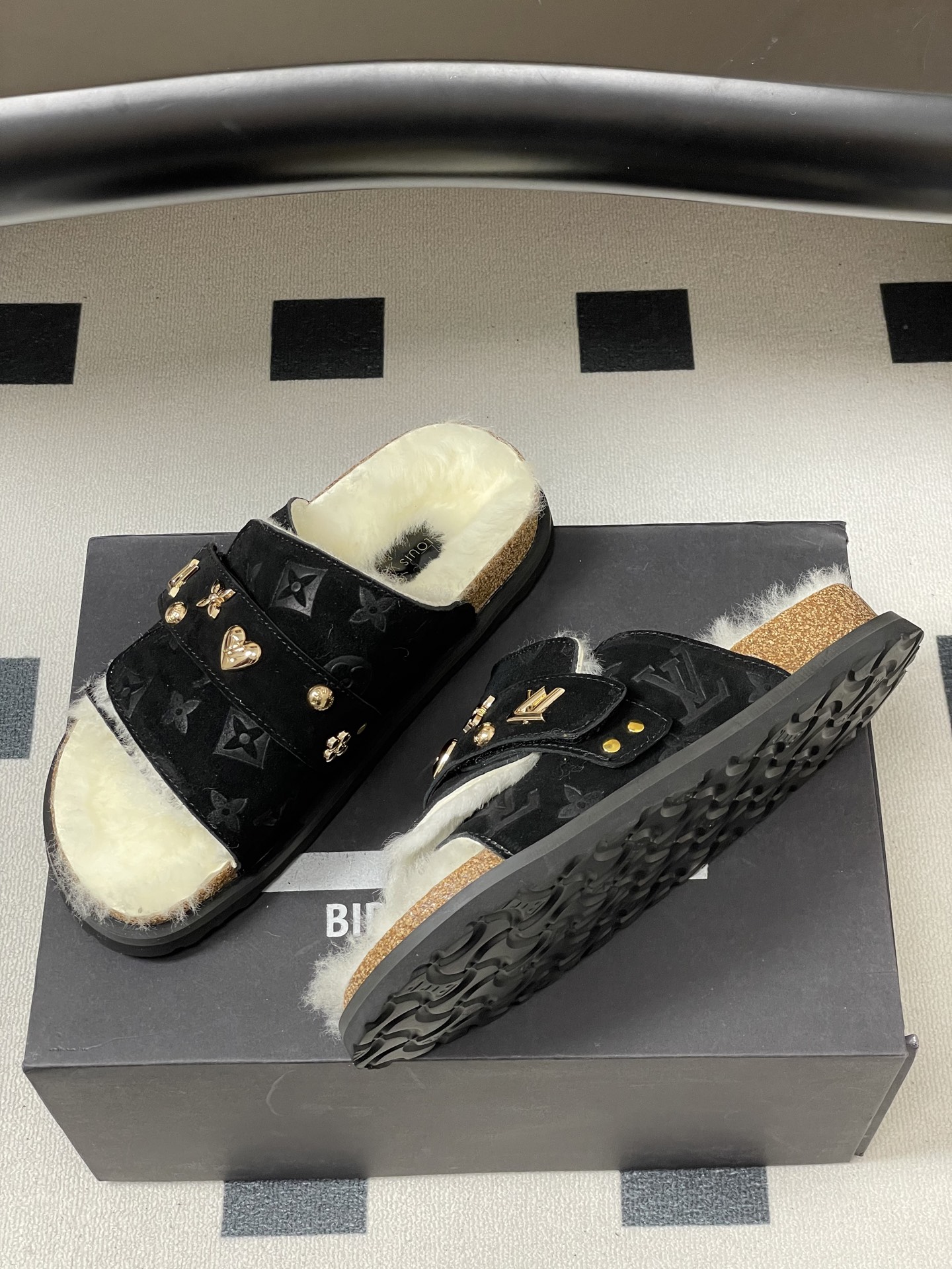 Louis Vuitton 最新 Louis Vuitton × BIRKENSTOCK联名羊毛拖鞋 合作款Boston两带软底拖鞋Lv 勃肯沙滩凉拖鞋