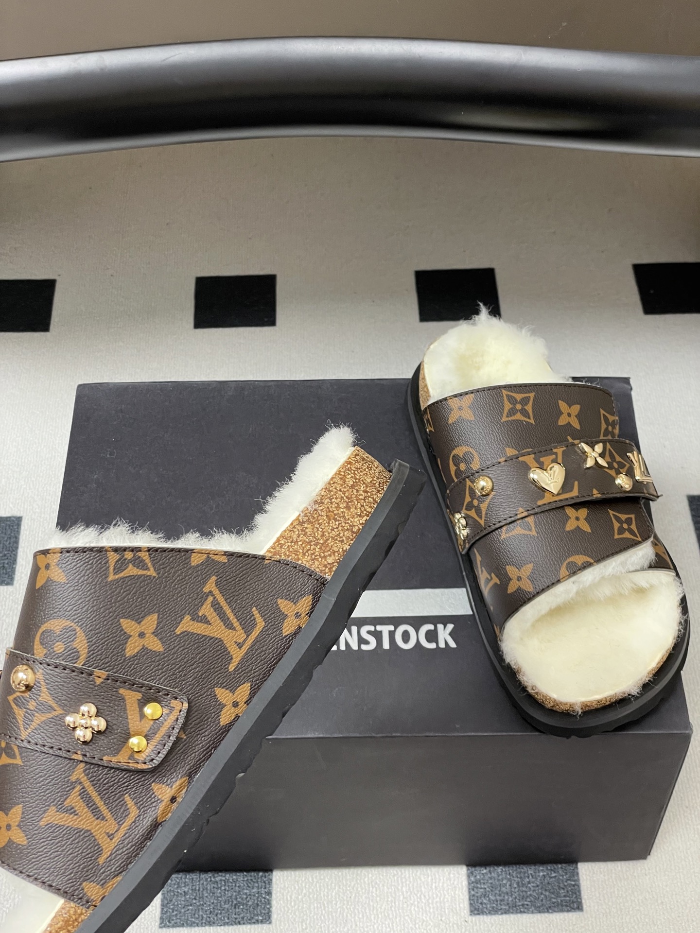 Louis Vuitton 最新 Louis Vuitton × BIRKENSTOCK联名羊毛拖鞋 合作款Boston两带软底拖鞋Lv 勃肯沙滩凉拖鞋