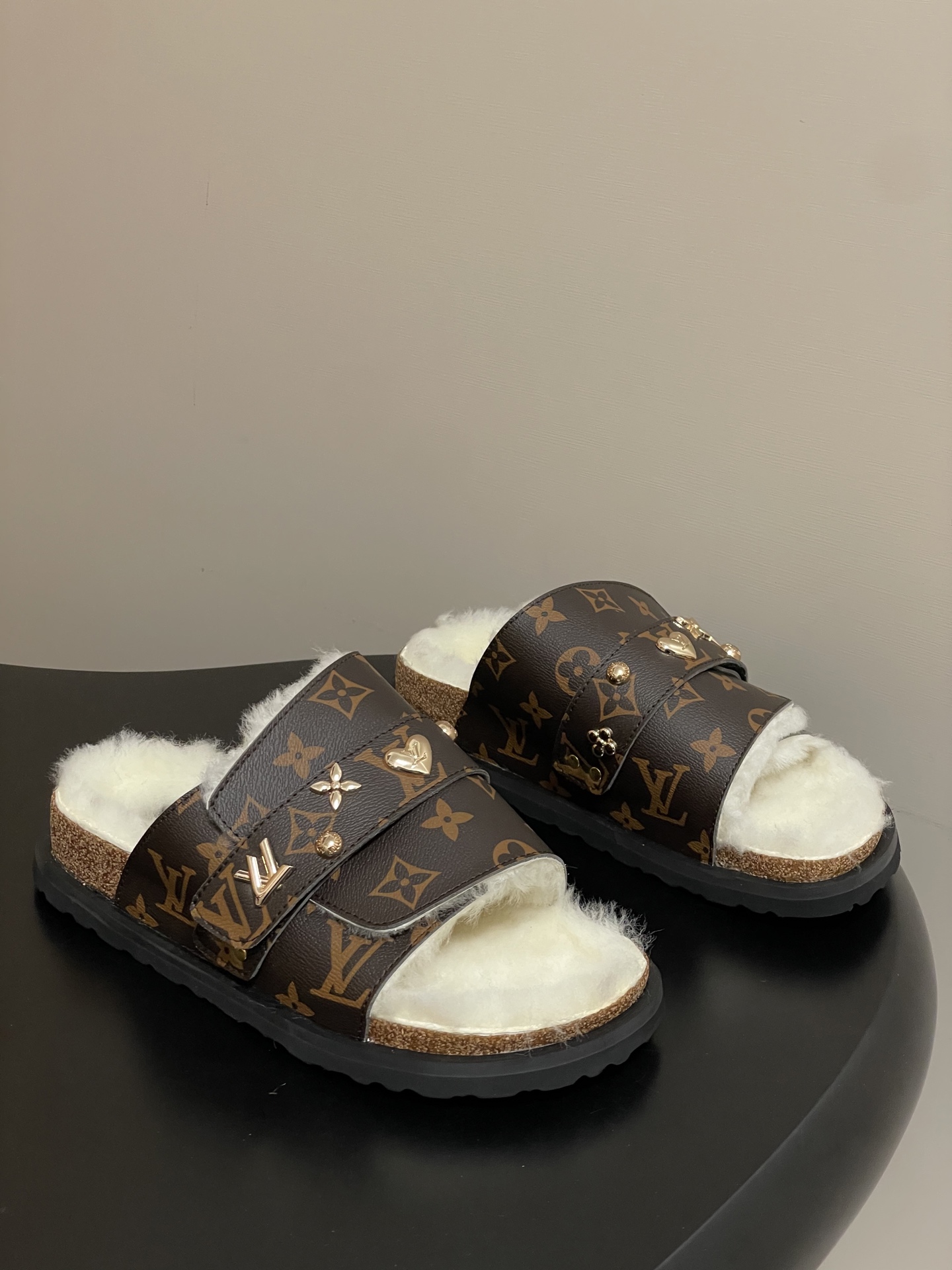 Louis Vuitton 最新 Louis Vuitton × BIRKENSTOCK联名羊毛拖鞋 合作款Boston两带软底拖鞋Lv 勃肯沙滩凉拖鞋