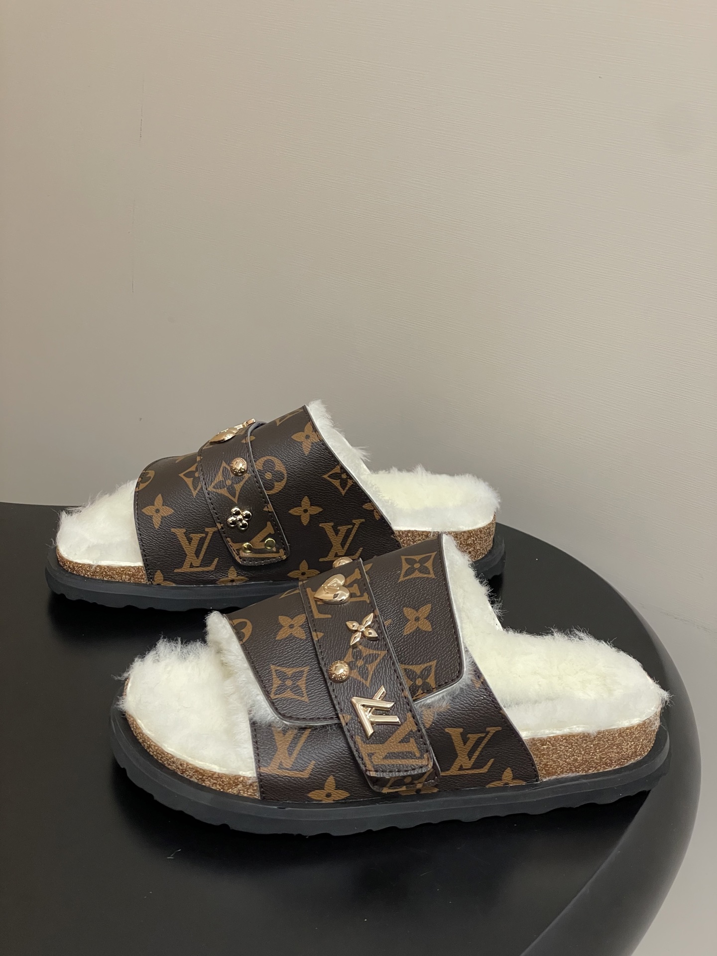 Louis Vuitton 最新 Louis Vuitton × BIRKENSTOCK联名羊毛拖鞋 合作款Boston两带软底拖鞋Lv 勃肯沙滩凉拖鞋
