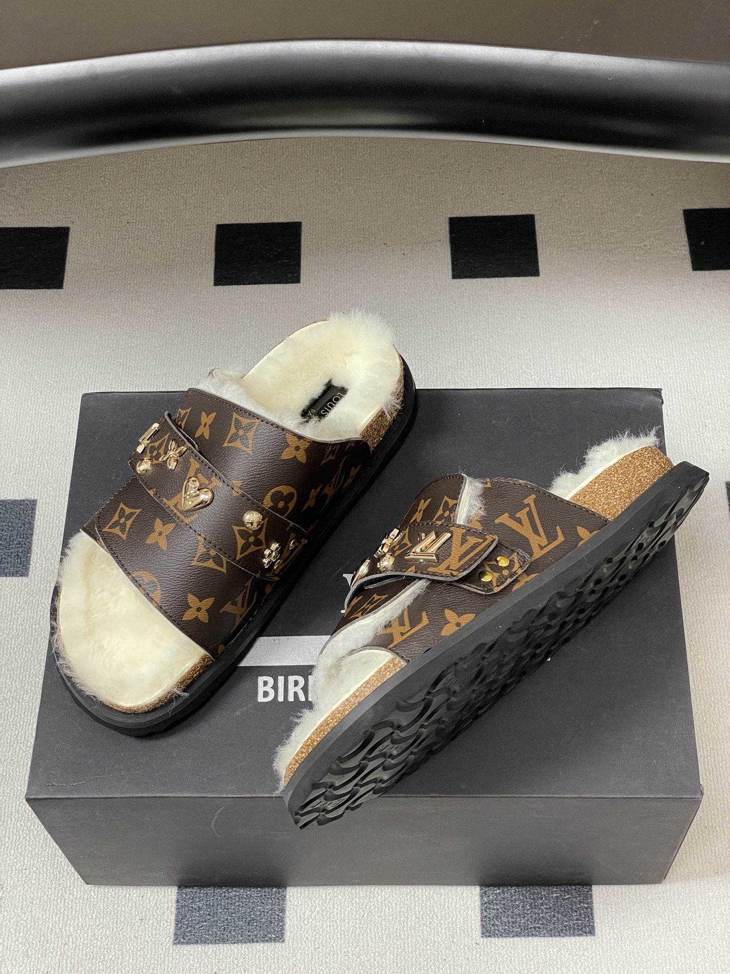 Louis Vuitton 最新 Louis Vuitton × BIRKENSTOCK联名羊毛拖鞋 合作款Boston两带软底拖鞋Lv 勃肯沙滩凉拖鞋