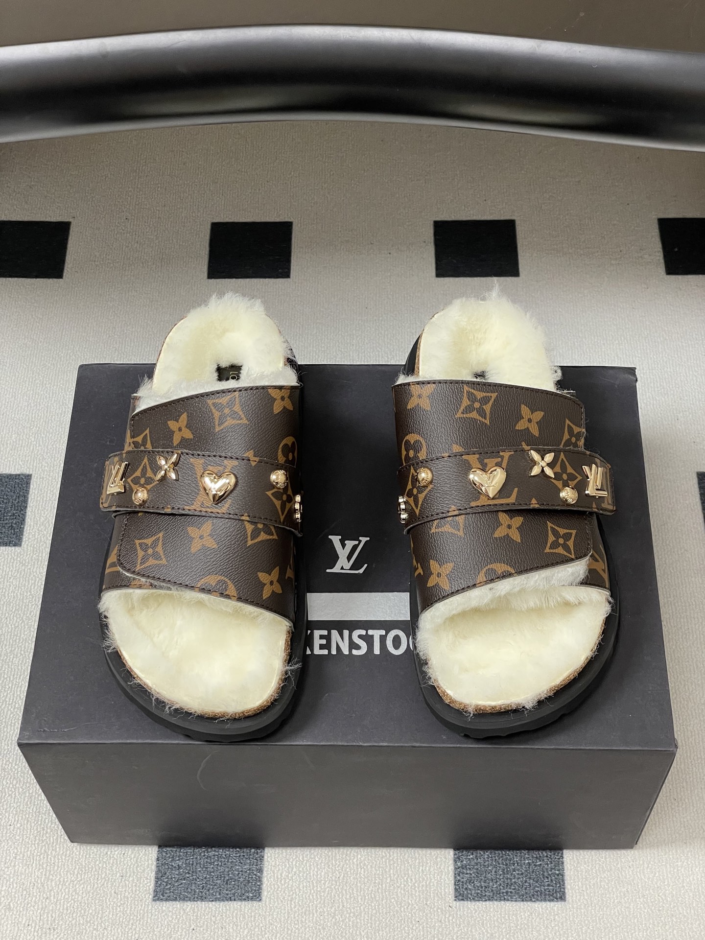 Louis Vuitton 最新 Louis Vuitton × BIRKENSTOCK联名羊毛拖鞋 合作款Boston两带软底拖鞋Lv 勃肯沙滩凉拖鞋