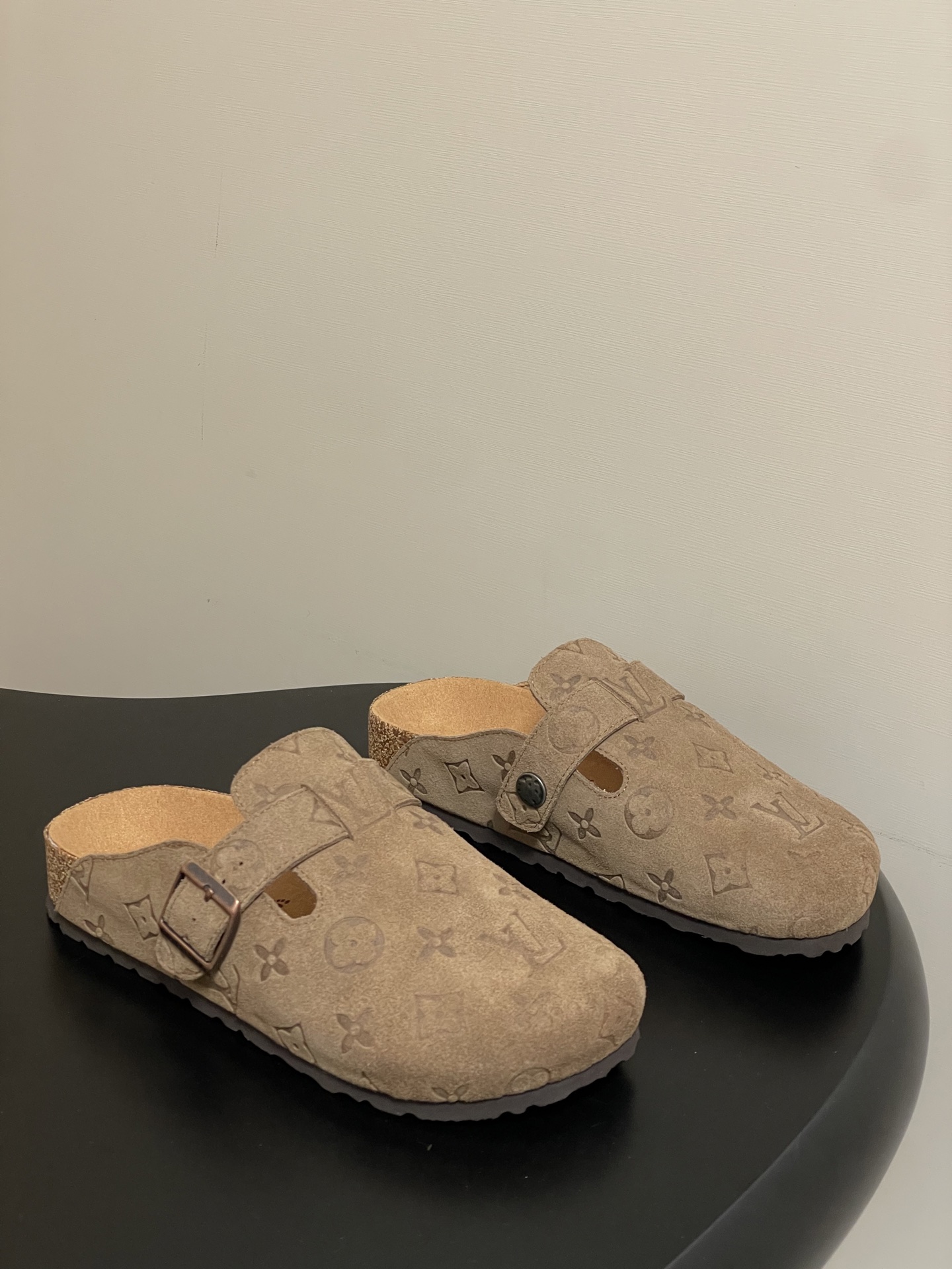 Louis Vuitton 最新 Louis Vuitton × BIRKENSTOCK联名合作款Boston包头软底拖鞋Lv 勃肯穆勒拖鞋