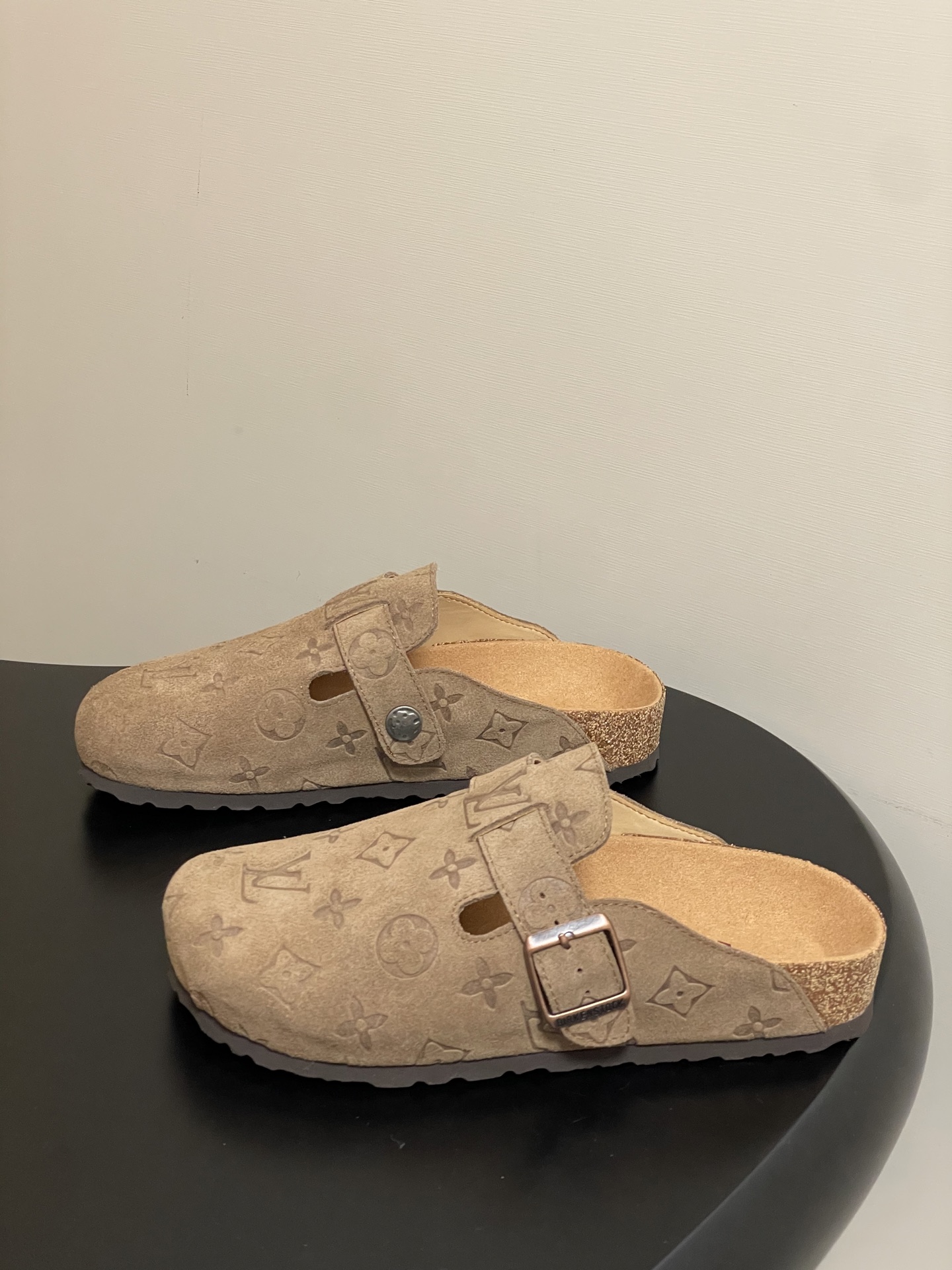 Louis Vuitton 最新 Louis Vuitton × BIRKENSTOCK联名合作款Boston包头软底拖鞋Lv 勃肯穆勒拖鞋