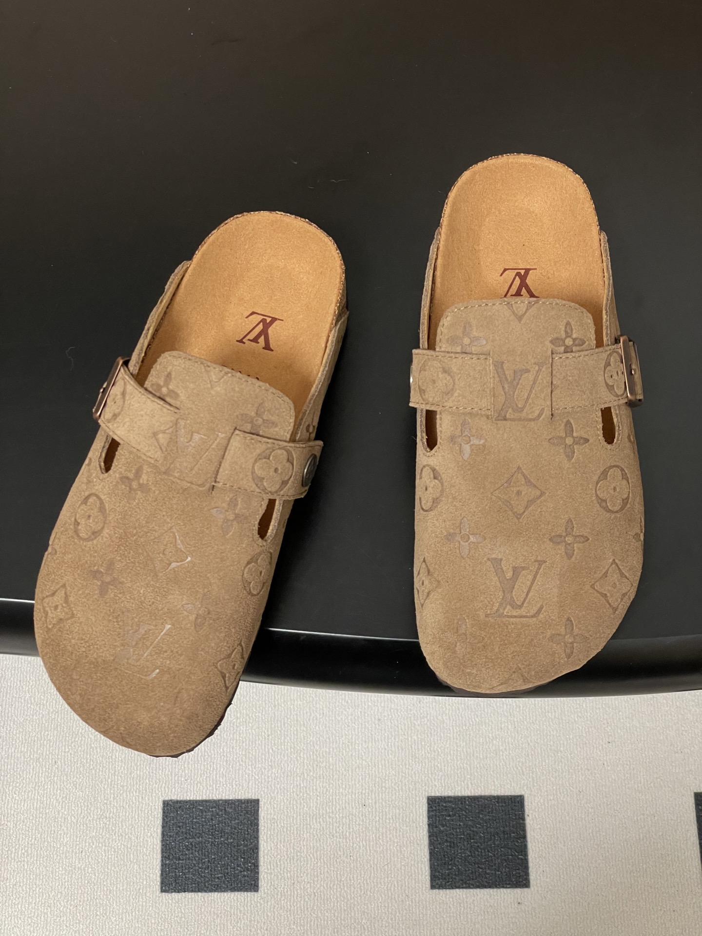 Louis Vuitton 最新 Louis Vuitton × BIRKENSTOCK联名合作款Boston包头软底拖鞋Lv 勃肯穆勒拖鞋
