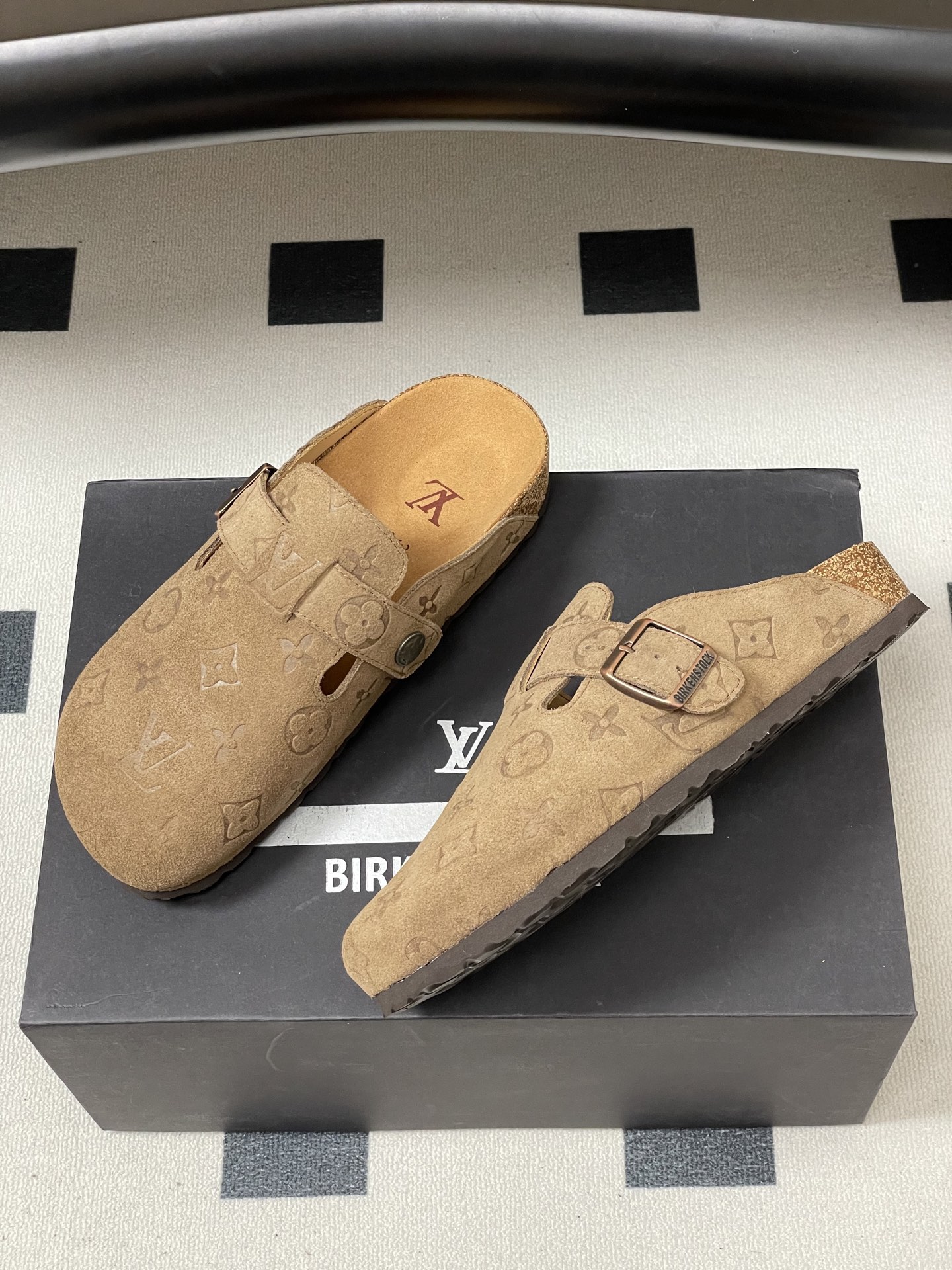 Louis Vuitton 最新 Louis Vuitton × BIRKENSTOCK联名合作款Boston包头软底拖鞋Lv 勃肯穆勒拖鞋