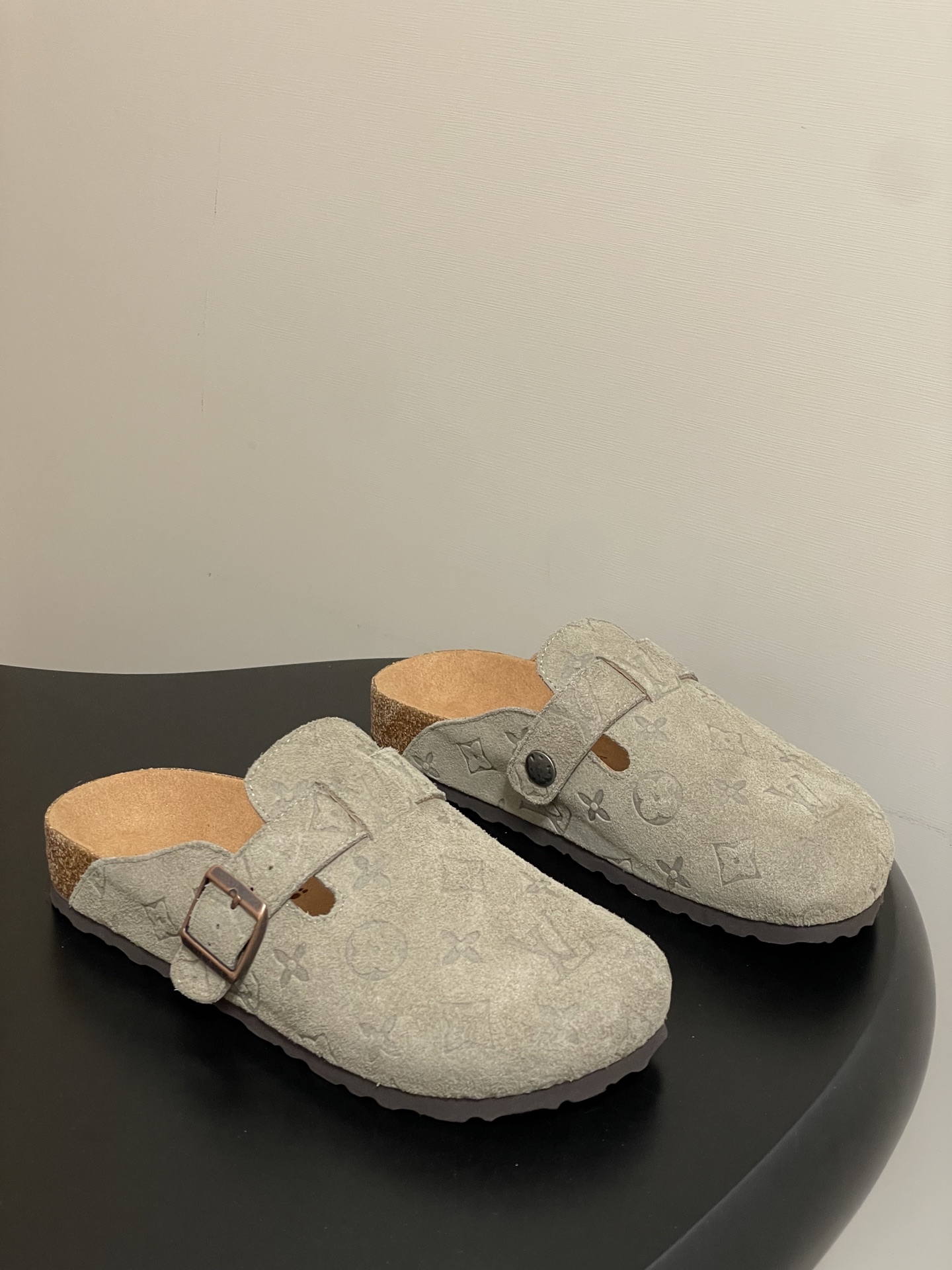 Louis Vuitton 最新 Louis Vuitton × BIRKENSTOCK联名合作款Boston包头软底拖鞋Lv 勃肯穆勒拖鞋