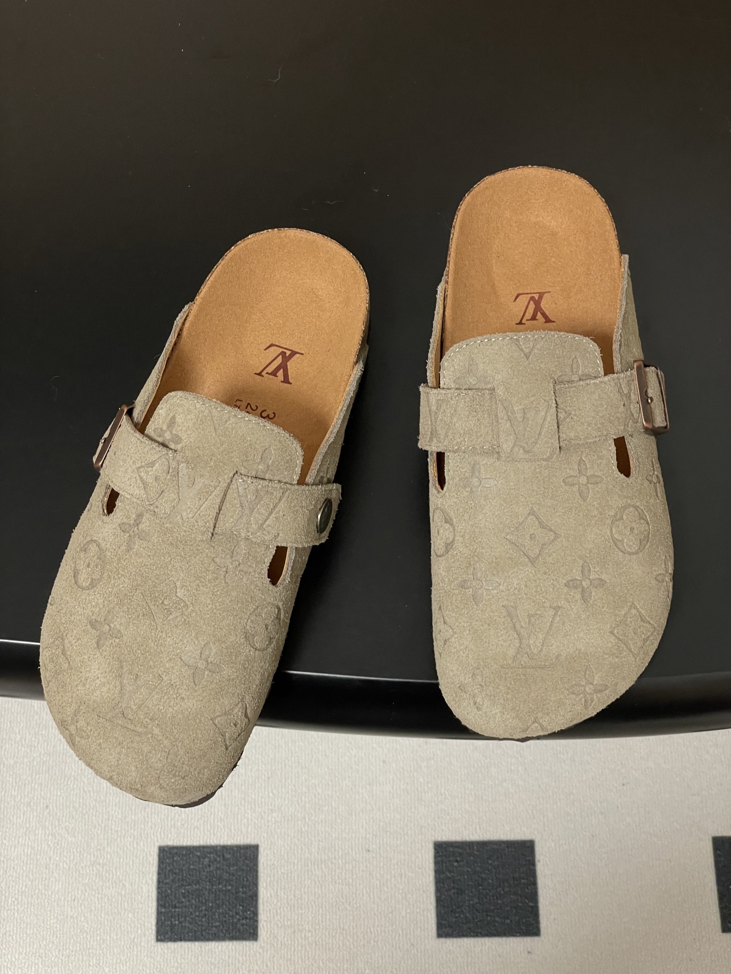 Louis Vuitton 最新 Louis Vuitton × BIRKENSTOCK联名合作款Boston包头软底拖鞋Lv 勃肯穆勒拖鞋