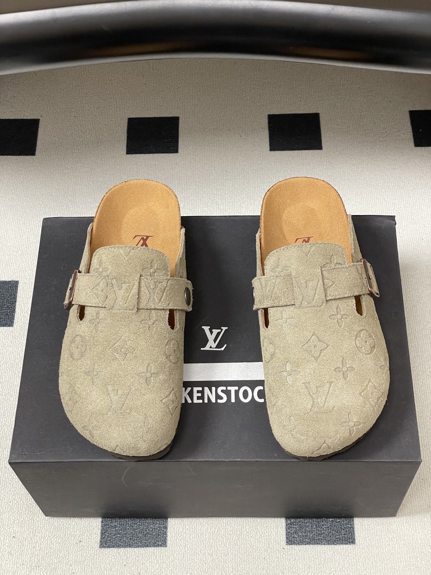 Louis Vuitton 最新 Louis Vuitton × BIRKENSTOCK联名合作款Boston包头软底拖鞋Lv 勃肯穆勒拖鞋