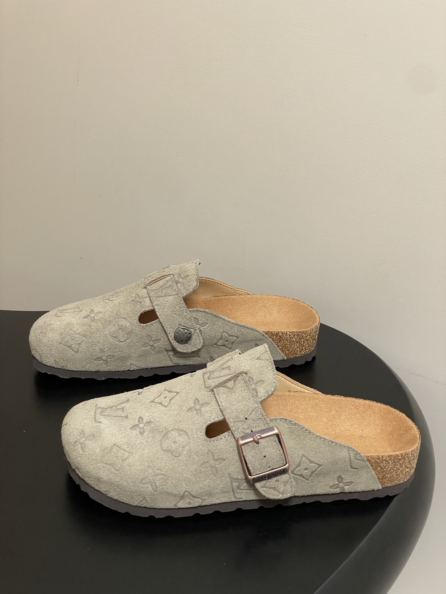 Louis Vuitton 最新 Louis Vuitton × BIRKENSTOCK联名合作款Boston包头软底拖鞋Lv 勃肯穆勒拖鞋