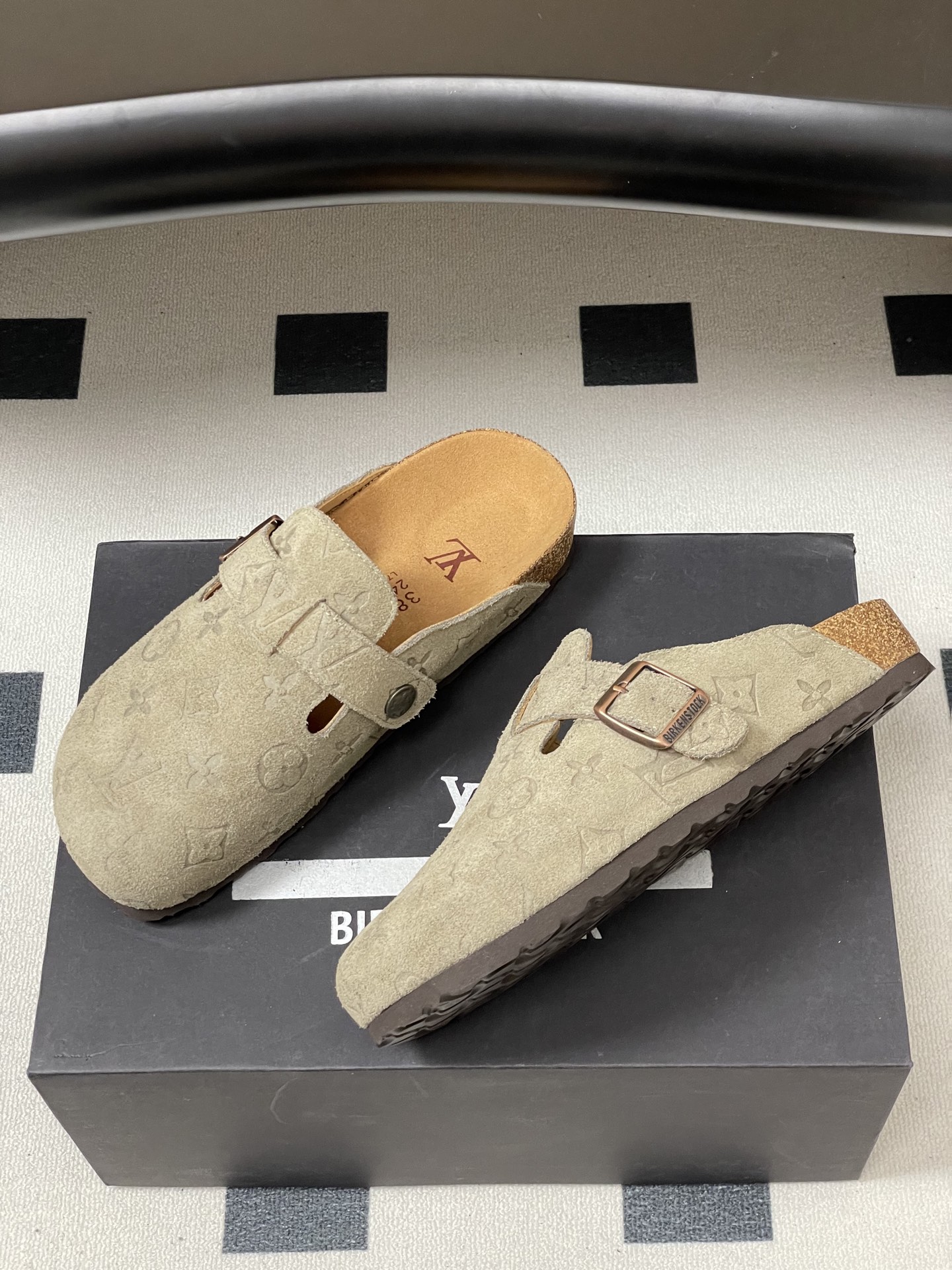 Louis Vuitton 最新 Louis Vuitton × BIRKENSTOCK联名合作款Boston包头软底拖鞋Lv 勃肯穆勒拖鞋