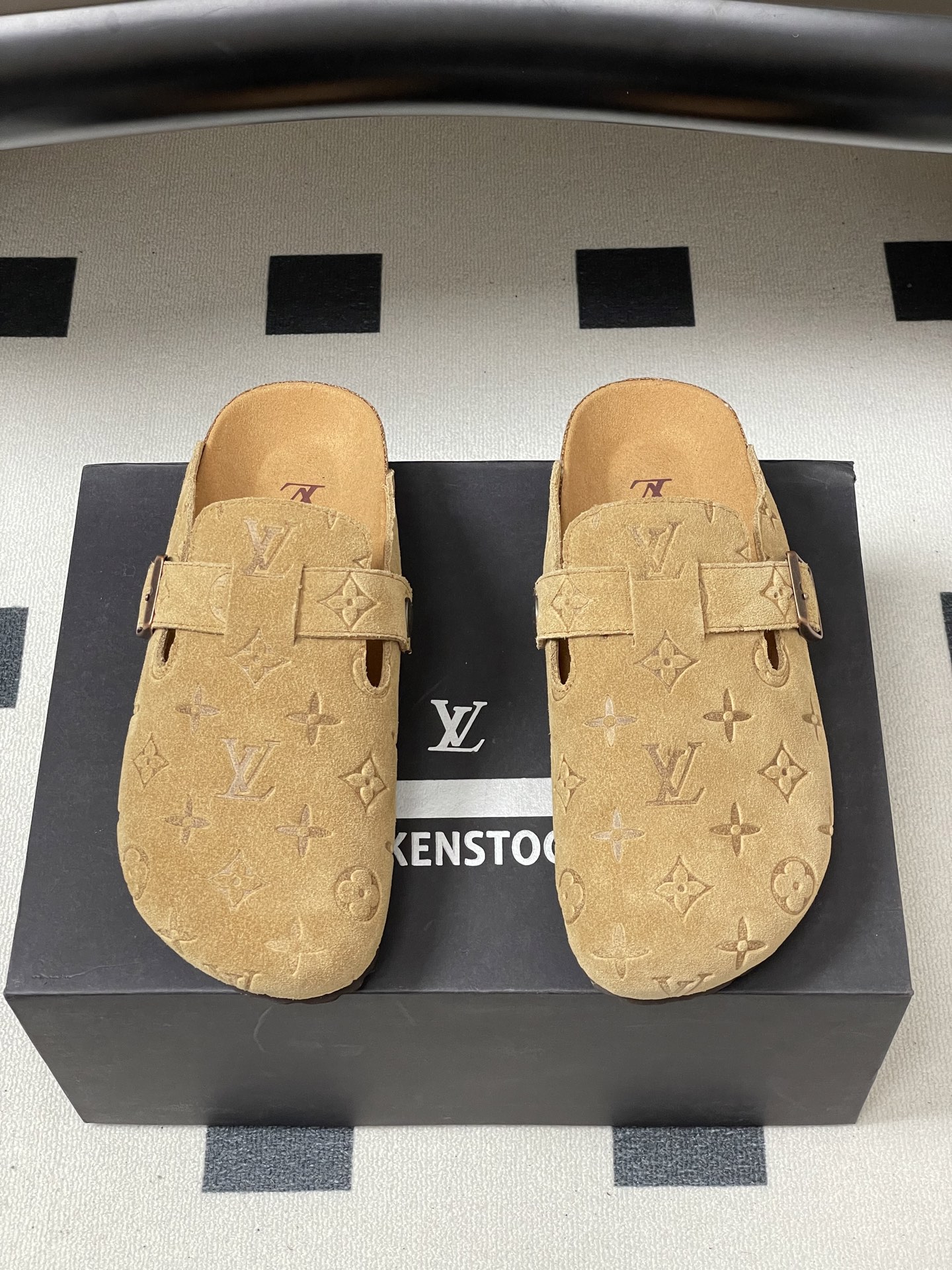 Louis Vuitton 最新 Louis Vuitton × BIRKENSTOCK联名合作款Boston包头软底拖鞋Lv 勃肯穆勒拖鞋