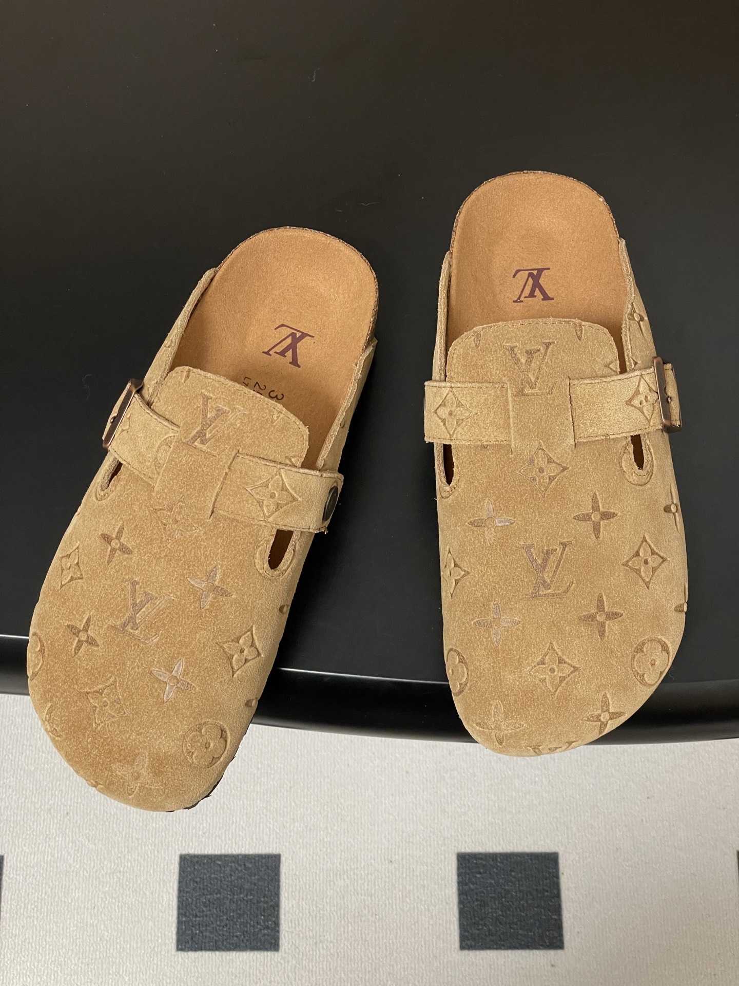 Louis Vuitton 最新 Louis Vuitton × BIRKENSTOCK联名合作款Boston包头软底拖鞋Lv 勃肯穆勒拖鞋
