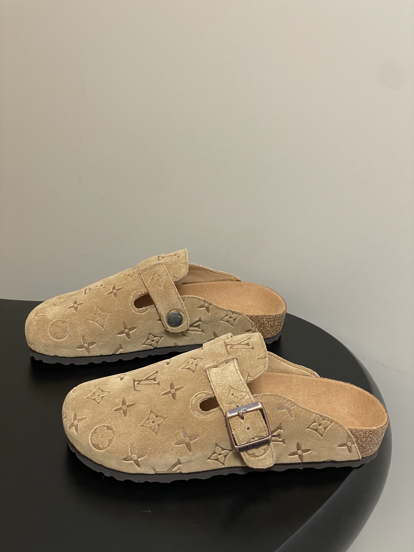 Louis Vuitton 最新 Louis Vuitton × BIRKENSTOCK联名合作款Boston包头软底拖鞋Lv 勃肯穆勒拖鞋