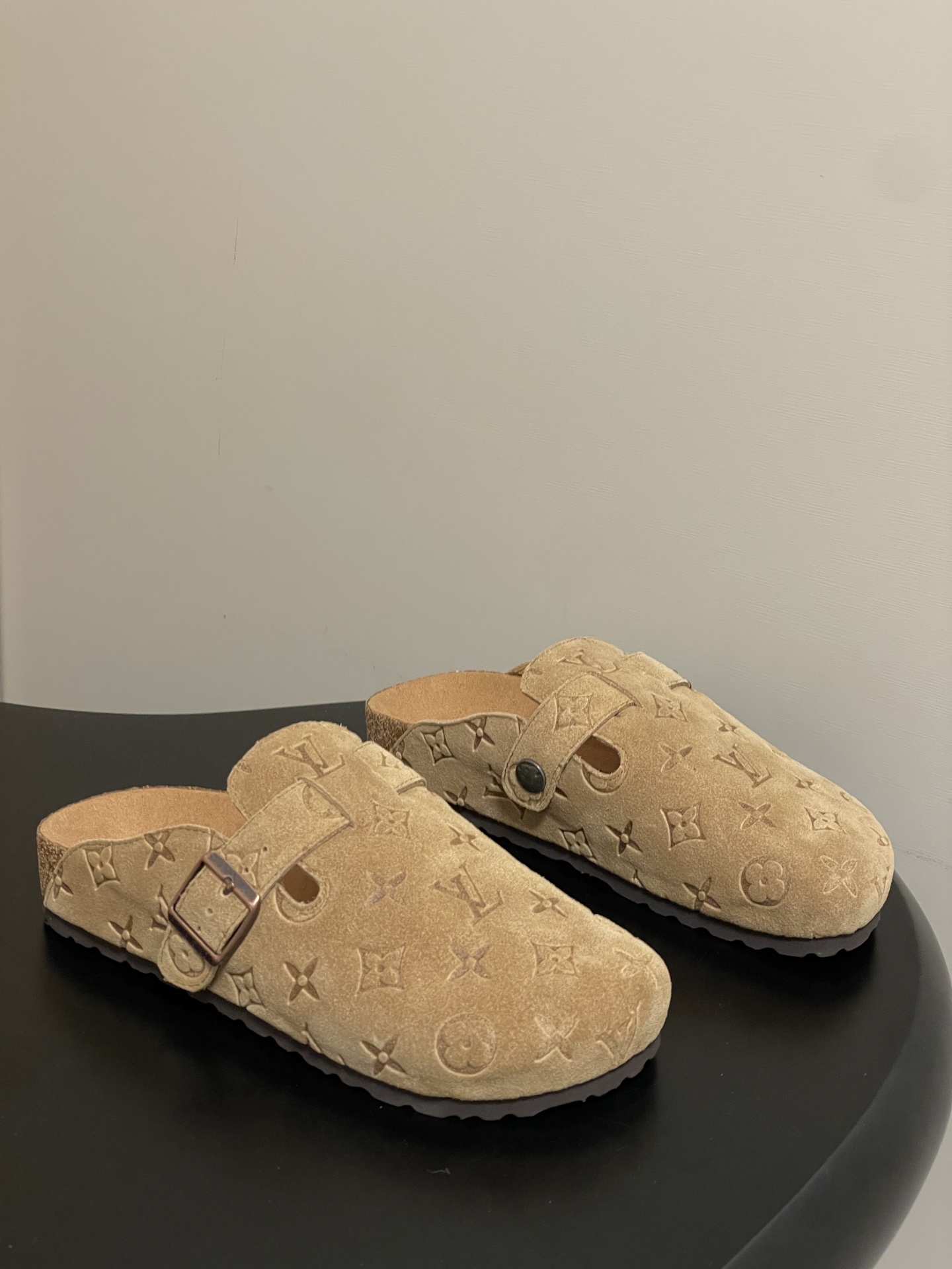 Louis Vuitton 最新 Louis Vuitton × BIRKENSTOCK联名合作款Boston包头软底拖鞋Lv 勃肯穆勒拖鞋