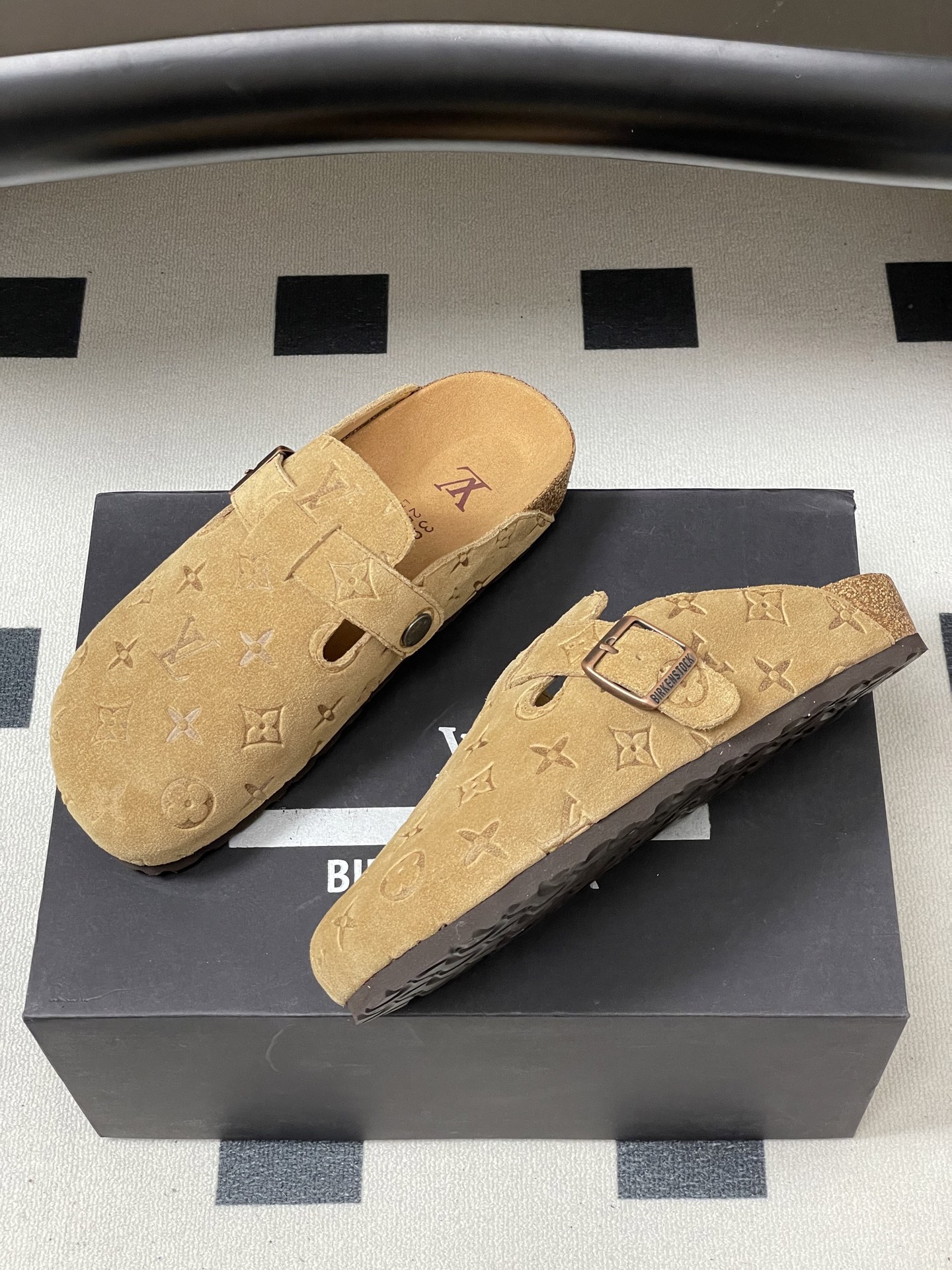 Louis Vuitton 最新 Louis Vuitton × BIRKENSTOCK联名合作款Boston包头软底拖鞋Lv 勃肯穆勒拖鞋