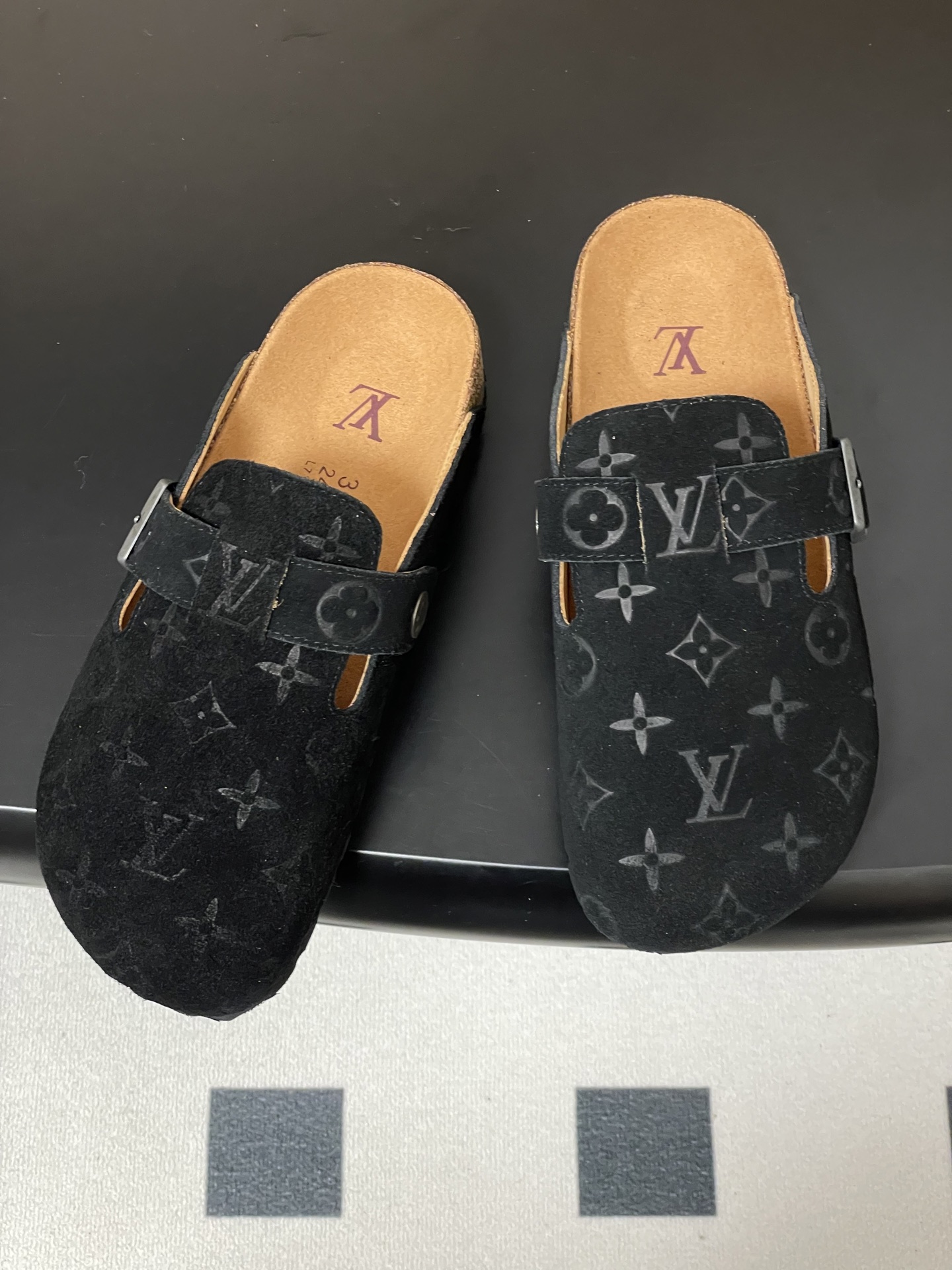 Louis Vuitton 最新 Louis Vuitton × BIRKENSTOCK联名合作款Boston包头软底拖鞋Lv 勃肯穆勒拖鞋