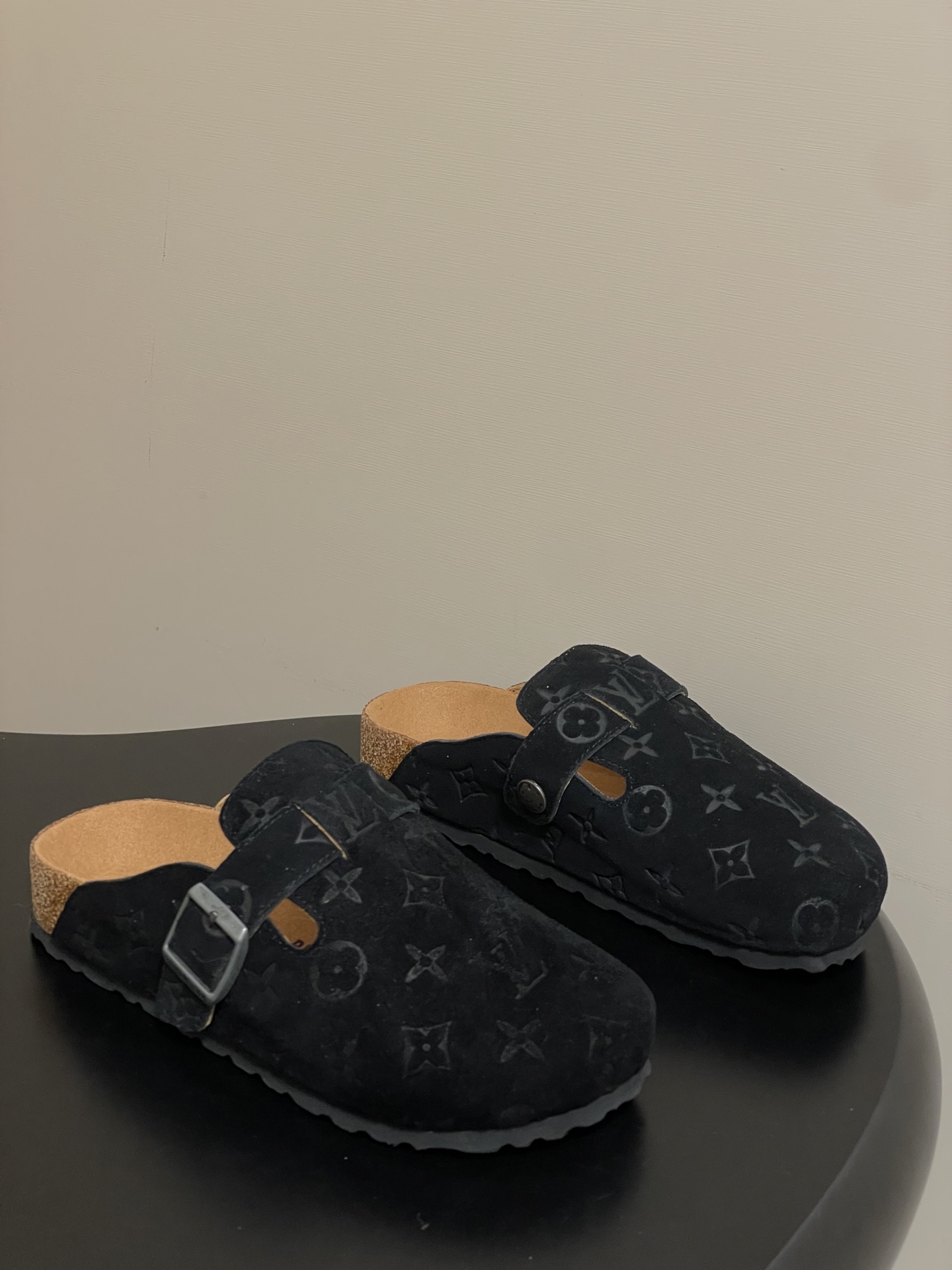 Louis Vuitton 最新 Louis Vuitton × BIRKENSTOCK联名合作款Boston包头软底拖鞋Lv 勃肯穆勒拖鞋