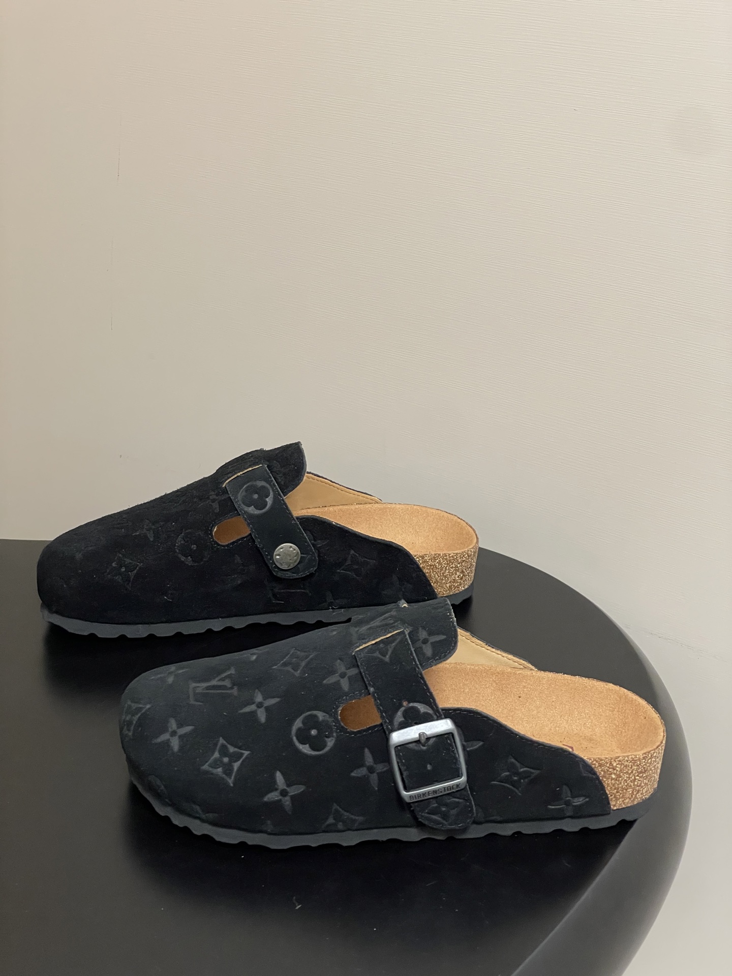 Louis Vuitton 最新 Louis Vuitton × BIRKENSTOCK联名合作款Boston包头软底拖鞋Lv 勃肯穆勒拖鞋