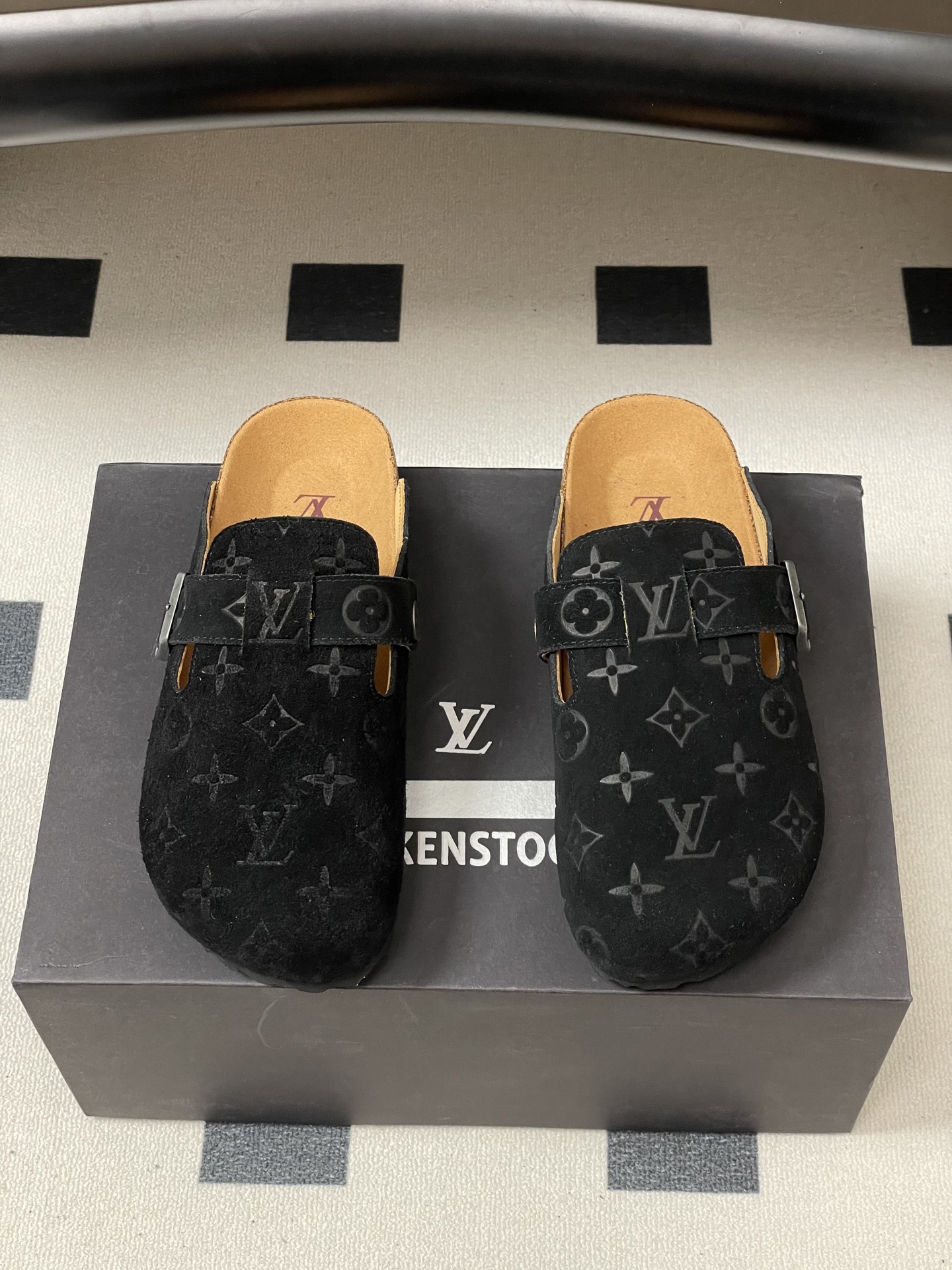 Louis Vuitton 最新 Louis Vuitton × BIRKENSTOCK联名合作款Boston包头软底拖鞋Lv 勃肯穆勒拖鞋