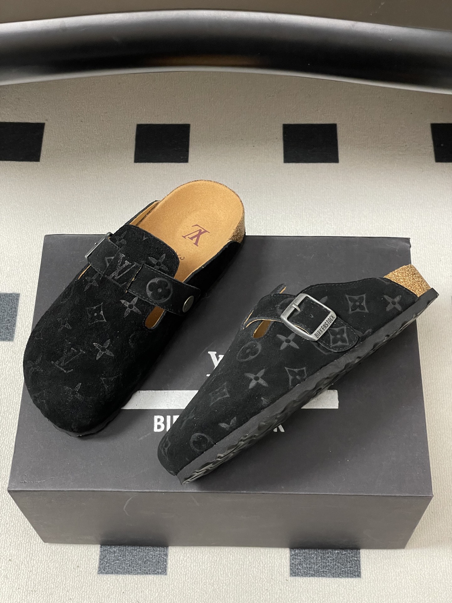 Louis Vuitton 最新 Louis Vuitton × BIRKENSTOCK联名合作款Boston包头软底拖鞋Lv 勃肯穆勒拖鞋