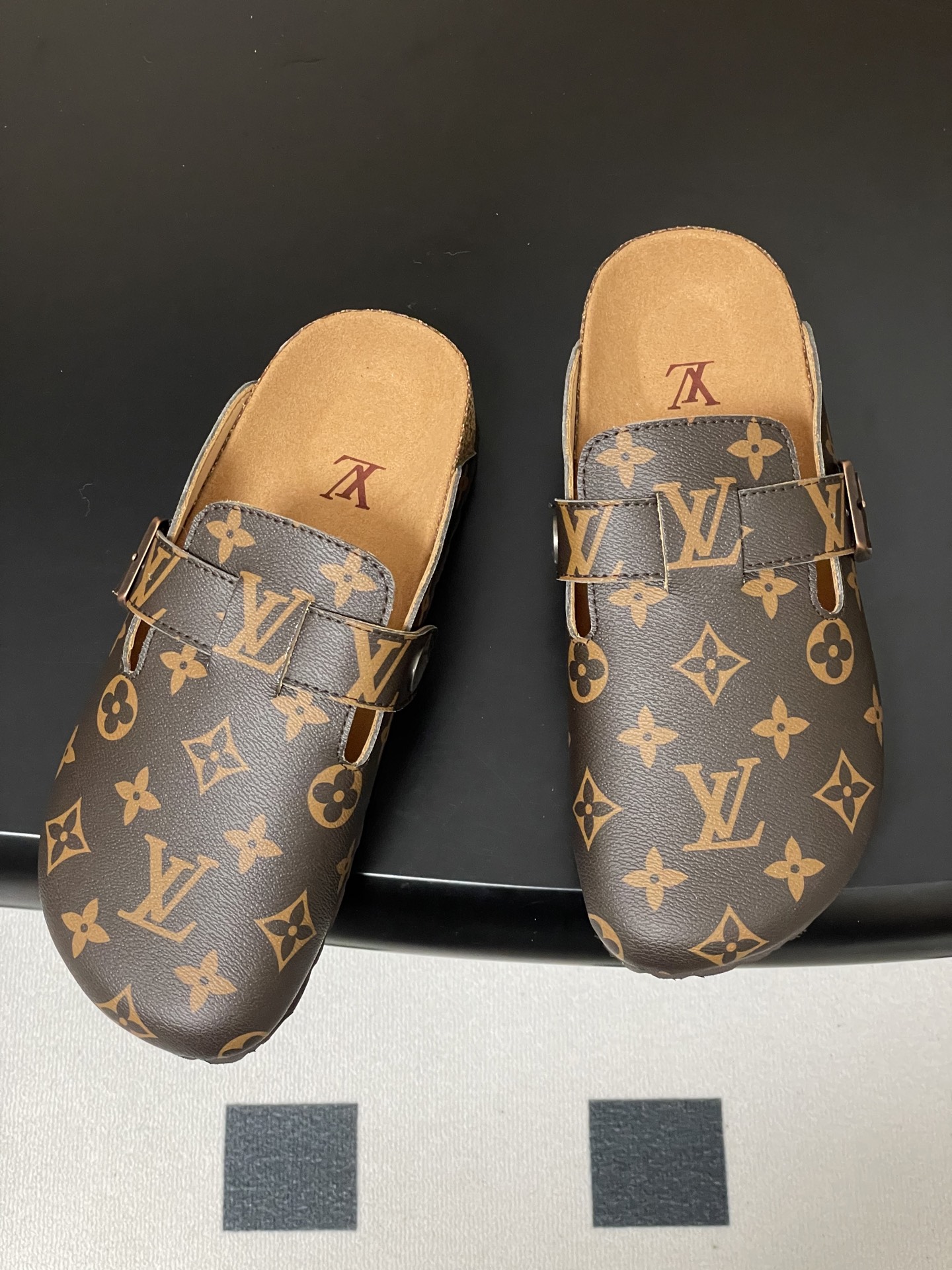 Louis Vuitton 最新 Louis Vuitton × BIRKENSTOCK联名合作款Boston包头软底拖鞋Lv 勃肯穆勒拖鞋