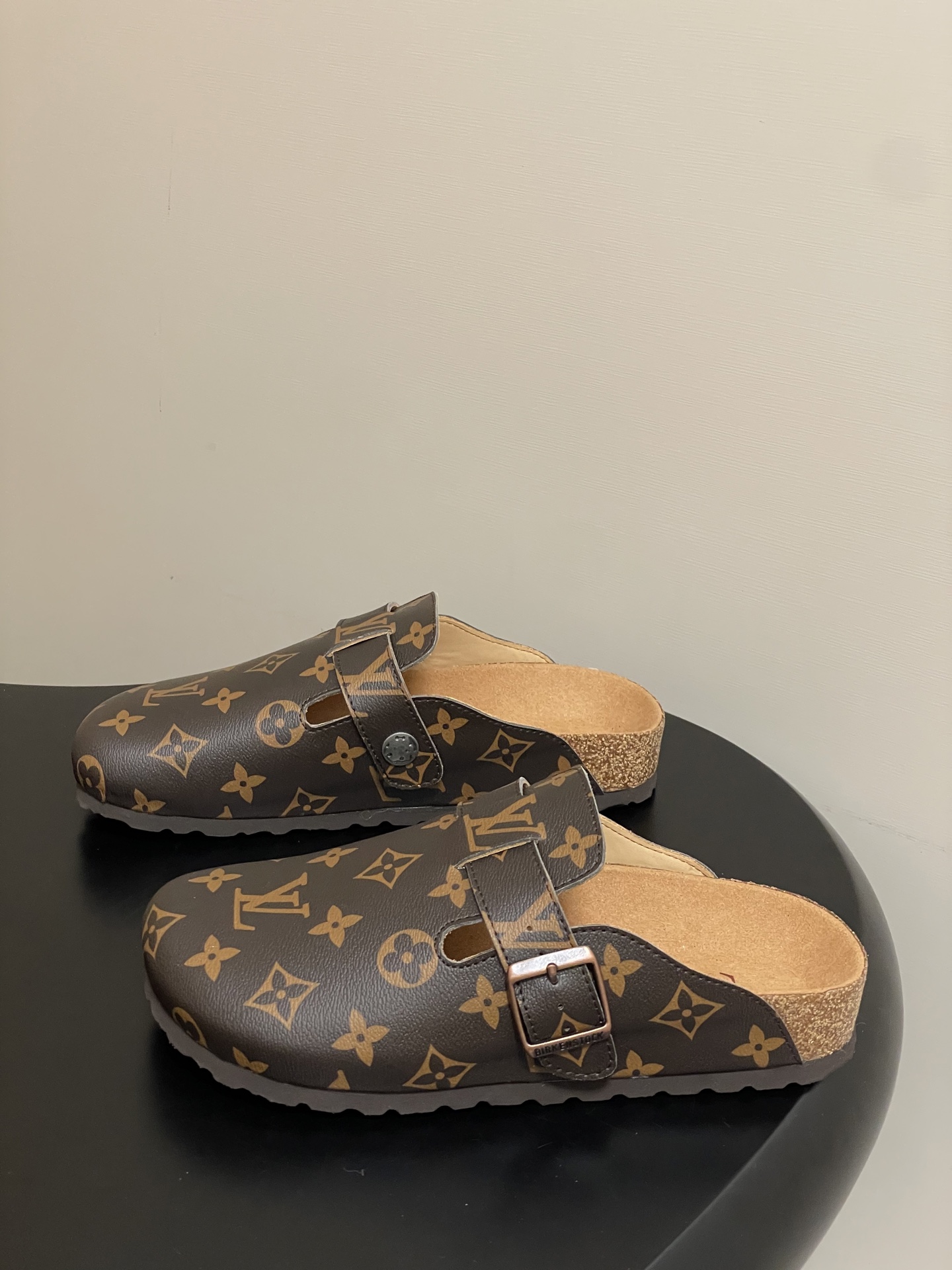 Louis Vuitton 最新 Louis Vuitton × BIRKENSTOCK联名合作款Boston包头软底拖鞋Lv 勃肯穆勒拖鞋