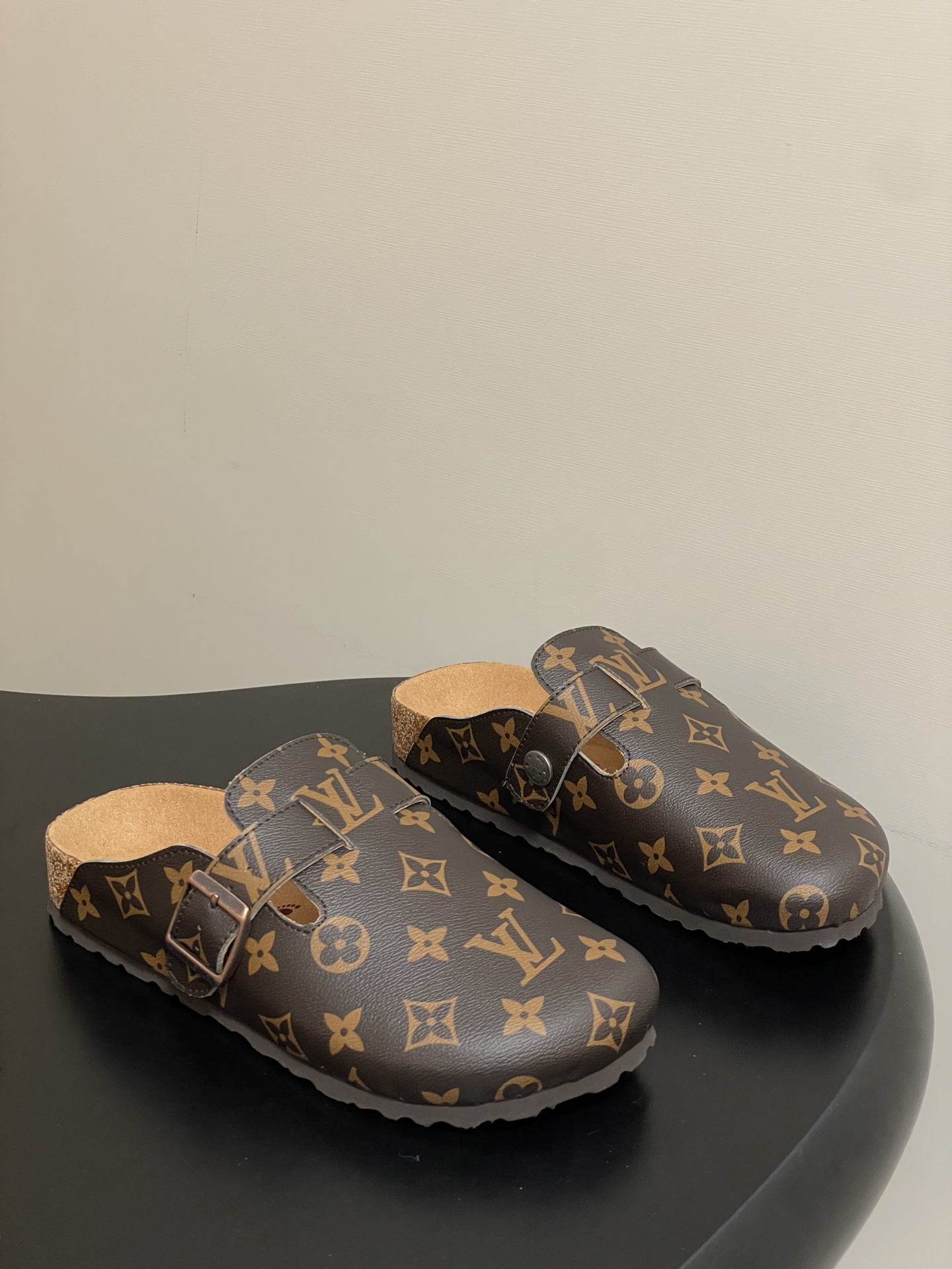 Louis Vuitton 最新 Louis Vuitton × BIRKENSTOCK联名合作款Boston包头软底拖鞋Lv 勃肯穆勒拖鞋