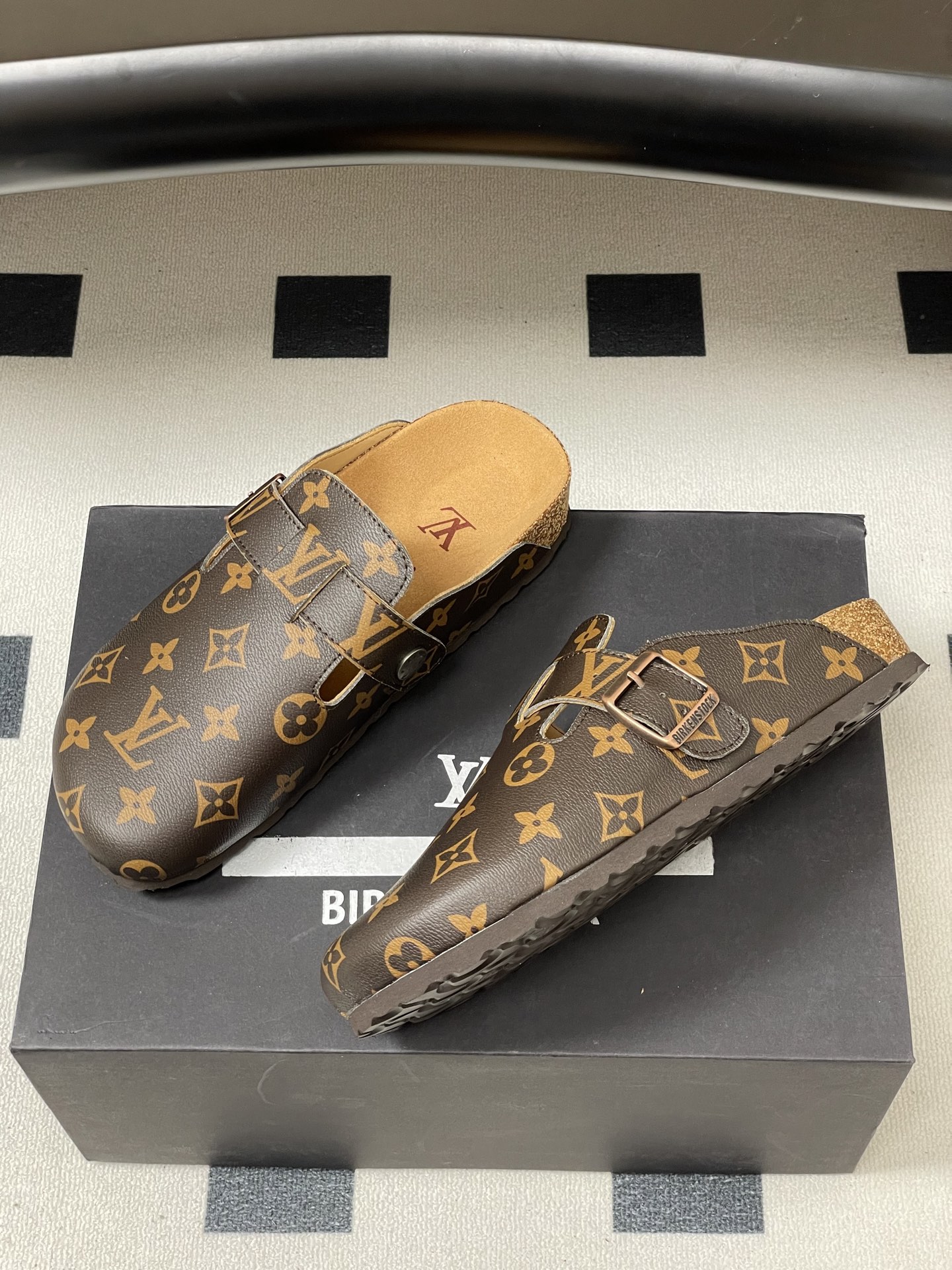 Louis Vuitton 最新 Louis Vuitton × BIRKENSTOCK联名合作款Boston包头软底拖鞋Lv 勃肯穆勒拖鞋