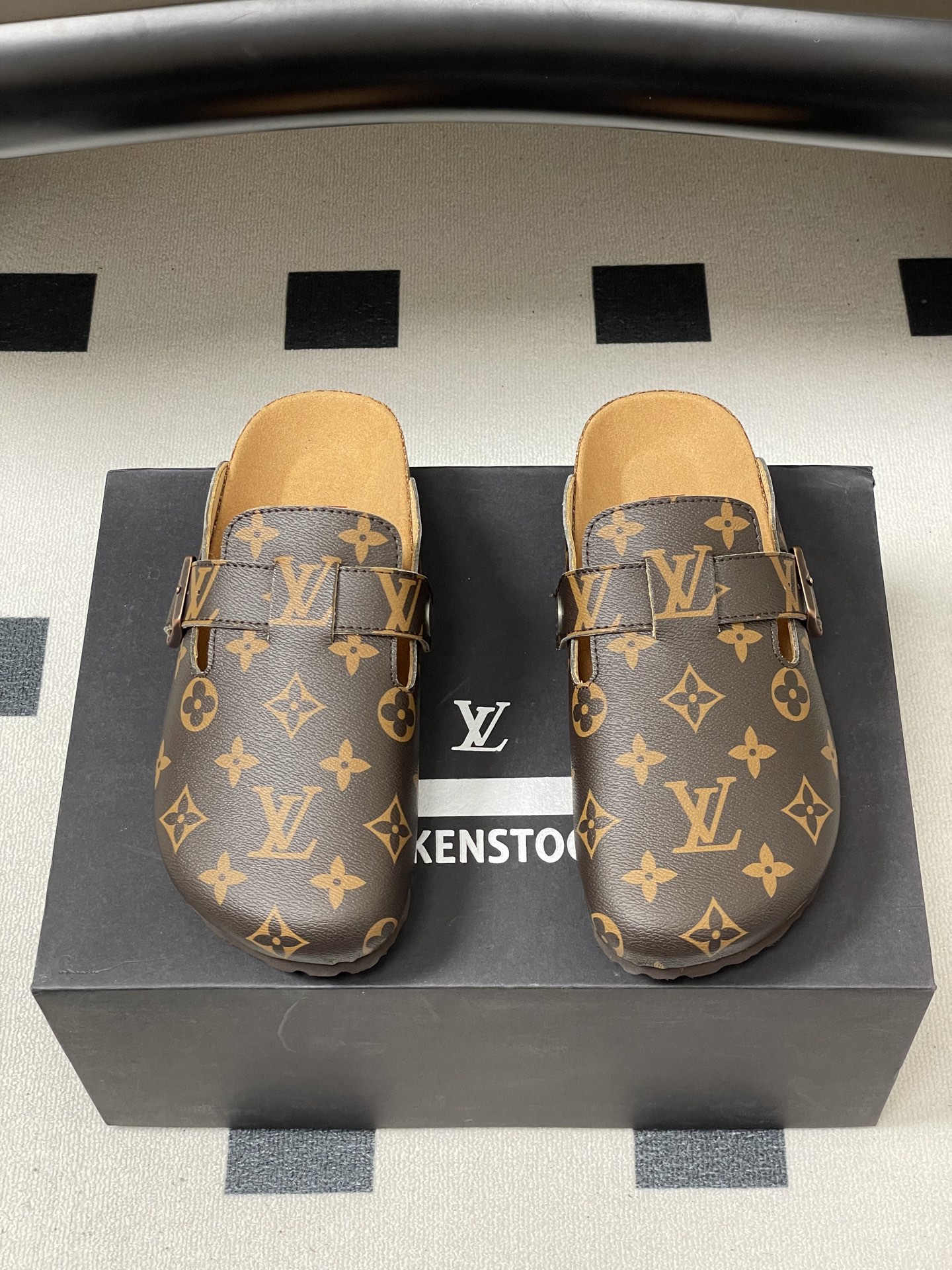Louis Vuitton 最新 Louis Vuitton × BIRKENSTOCK联名合作款Boston包头软底拖鞋Lv 勃肯穆勒拖鞋