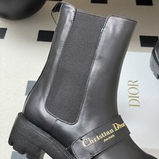 25ss早秋新款Dior 迪奥D-Quest 及踝靴CD字母金属扣松紧带厚底短靴一脚蹬机车风马丁靴靴 这款 D-Ques 25ss早秋新款Dior 迪奥D-Quest 及踝靴CD字母金属扣松紧带厚底短靴一脚蹬机车风马丁靴靴 这款 D-Ques