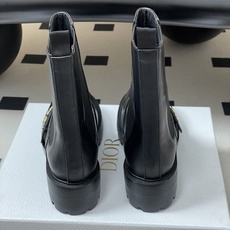 25ss早秋新款Dior 迪奥D-Quest 及踝靴CD字母金属扣松紧带厚底短靴一脚蹬机车风马丁靴靴 这款 D-Ques 25ss早秋新款Dior 迪奥D-Quest 及踝靴CD字母金属扣松紧带厚底短靴一脚蹬机车风马丁靴靴 这款 D-Ques