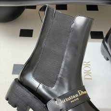 25ss早秋新款Dior 迪奥D-Quest 及踝靴CD字母金属扣松紧带厚底短靴一脚蹬机车风马丁靴靴 这款 D-Ques 25ss早秋新款Dior 迪奥D-Quest 及踝靴CD字母金属扣松紧带厚底短靴一脚蹬机车风马丁靴靴 这款 D-Ques